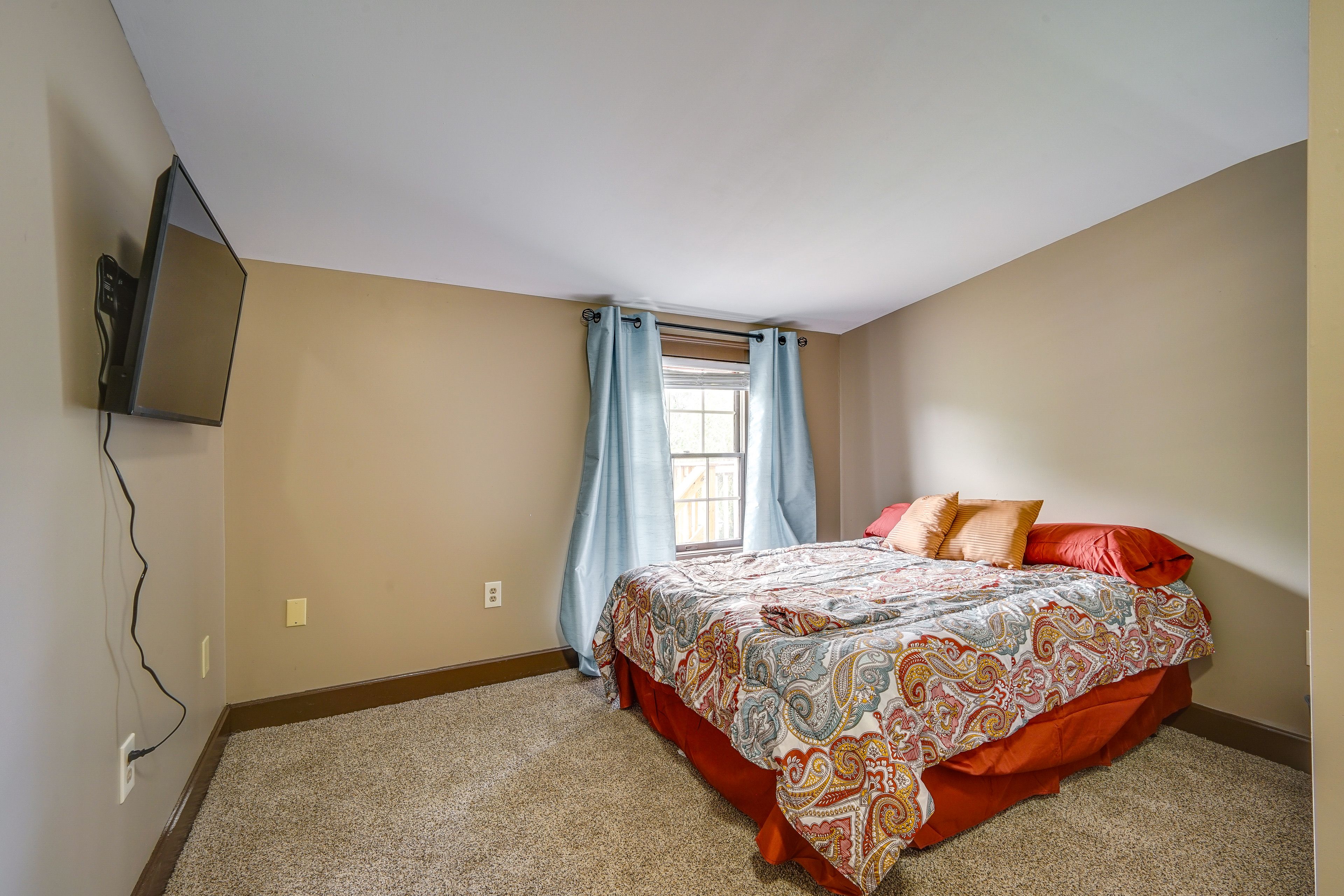 Bedroom 3 | Queen Bed | Smart TV
