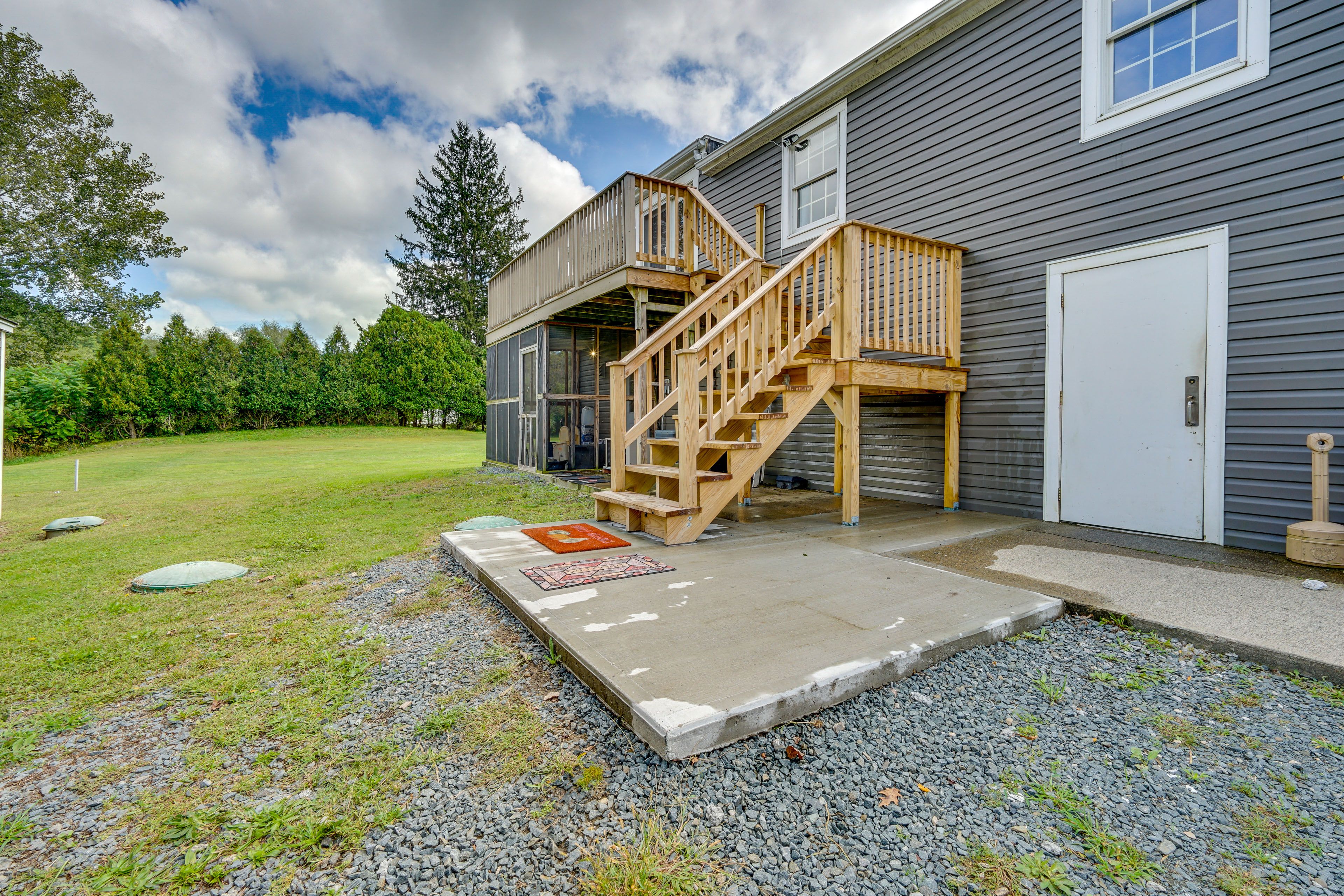 Parking | Driveway (8 Vehicles) | RV/Trailer Parking On-Site