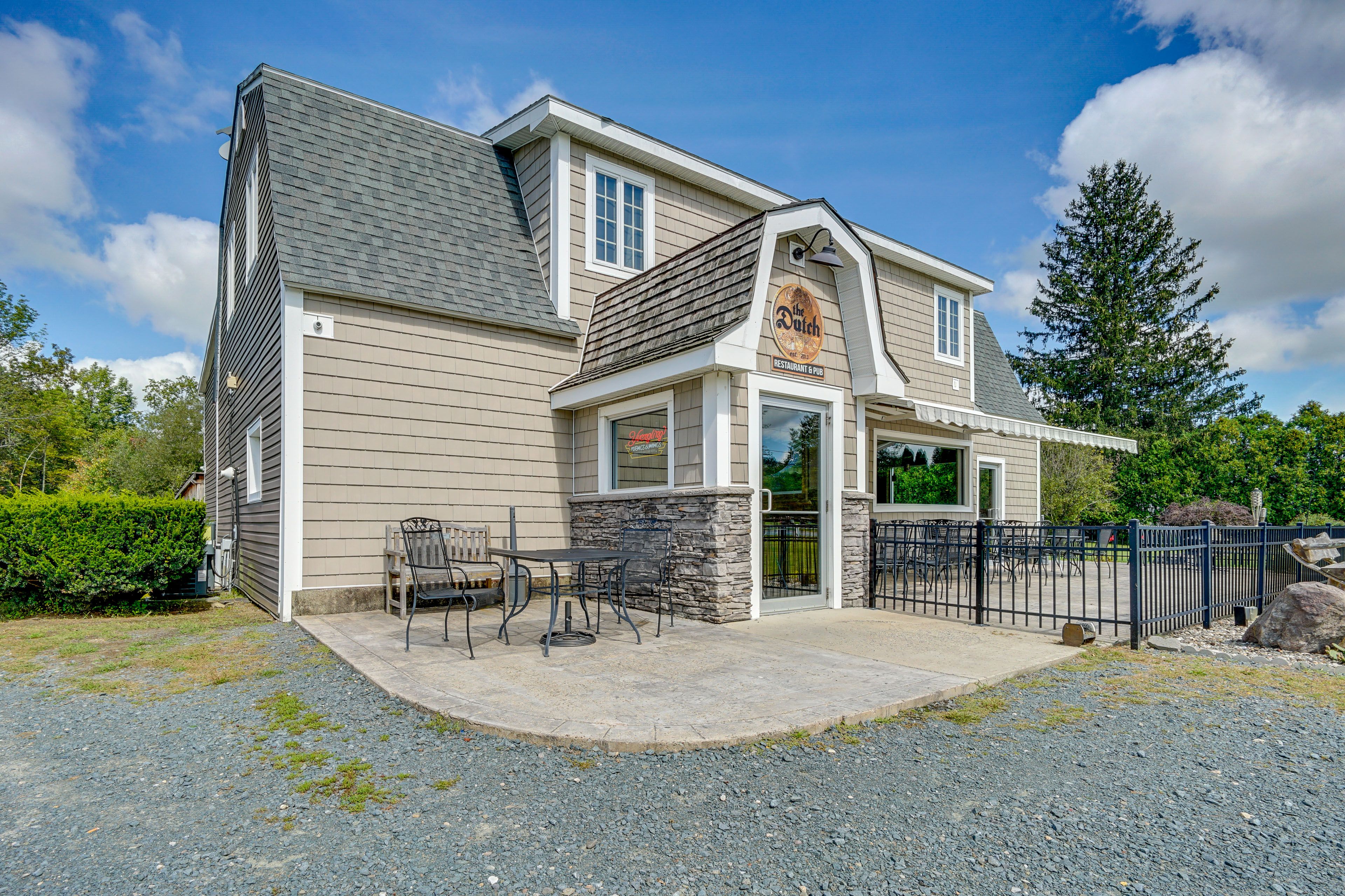House Exterior | Homeowner's Restaurant On-Site