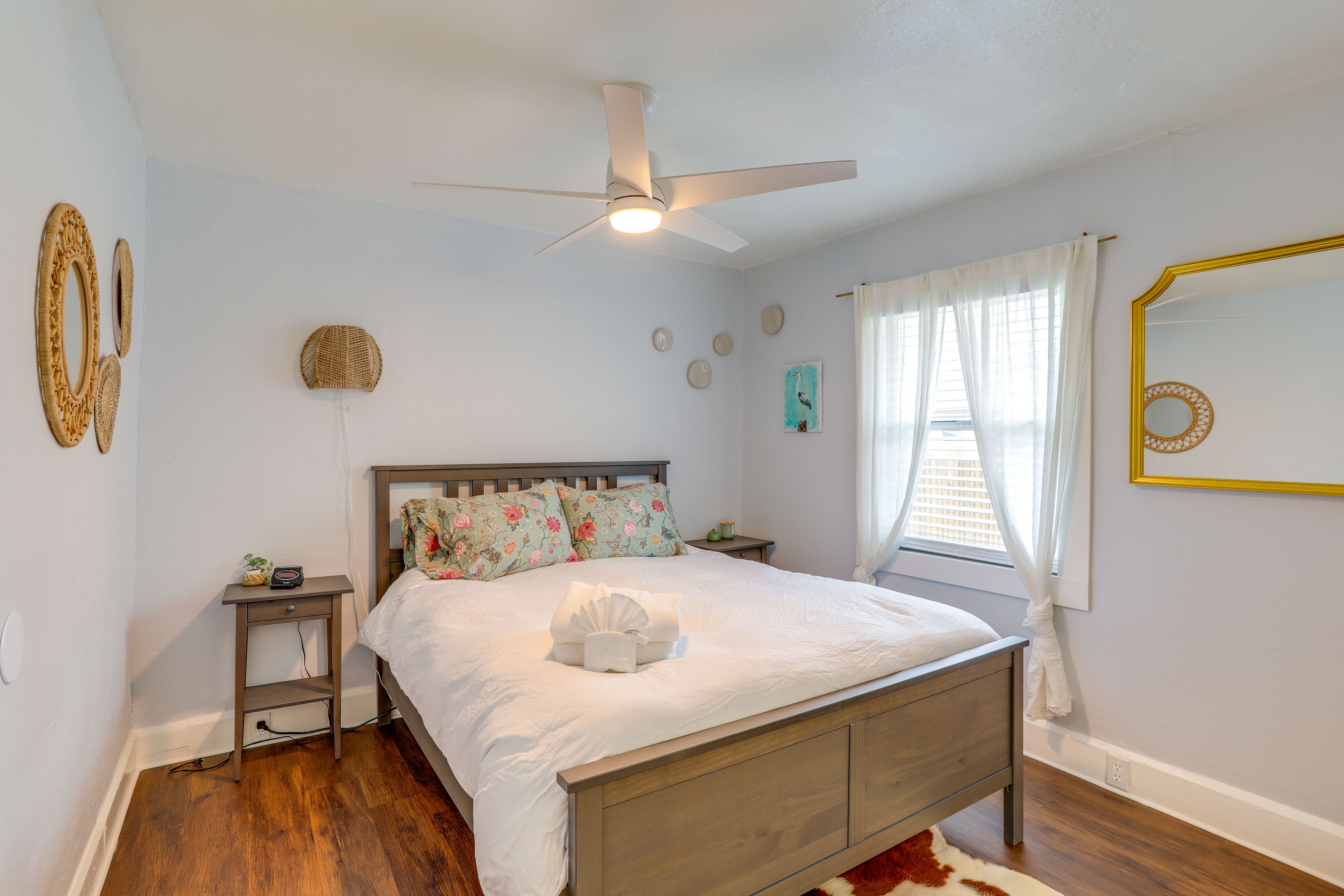 Bedroom 1 | Queen Bed