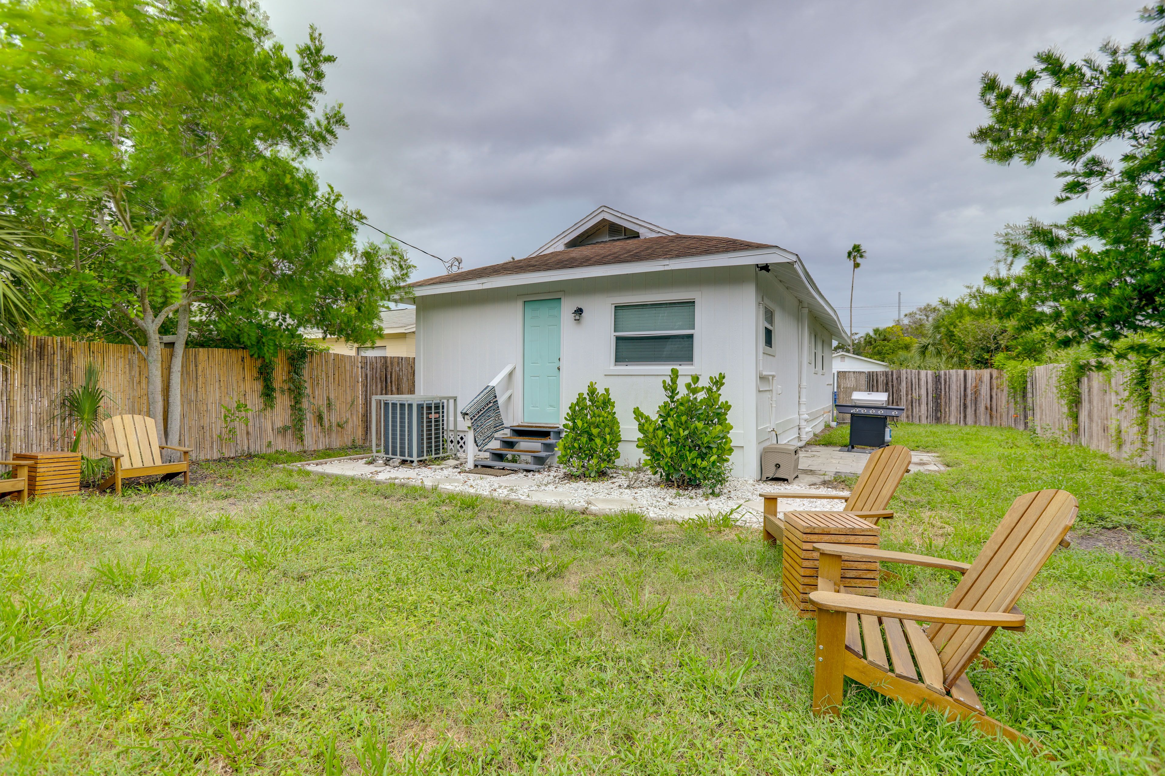 Fenced Backyard | Gas Grill | Seating