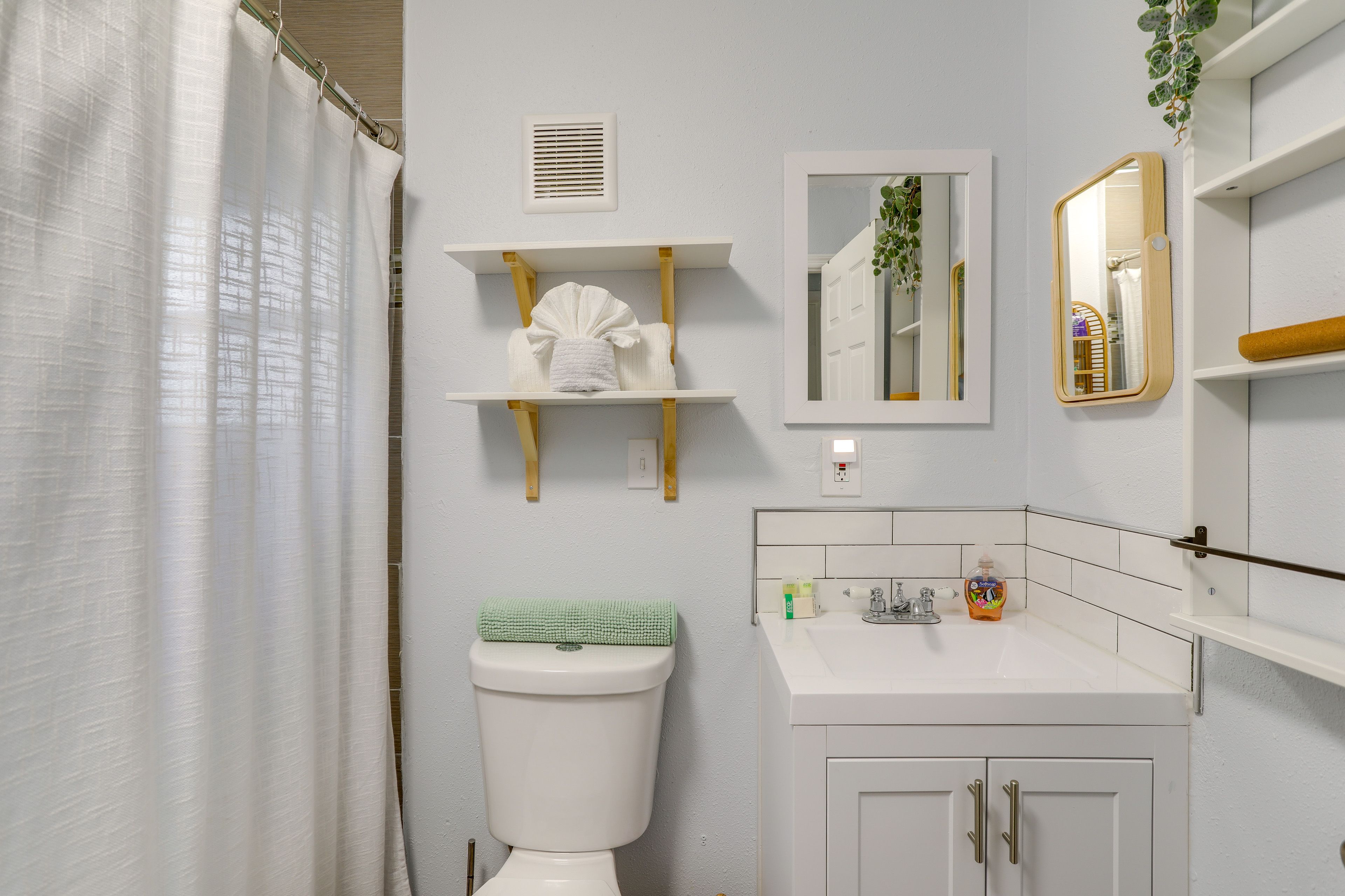 Bathroom | Towels Provided | Complimentary Toiletries
