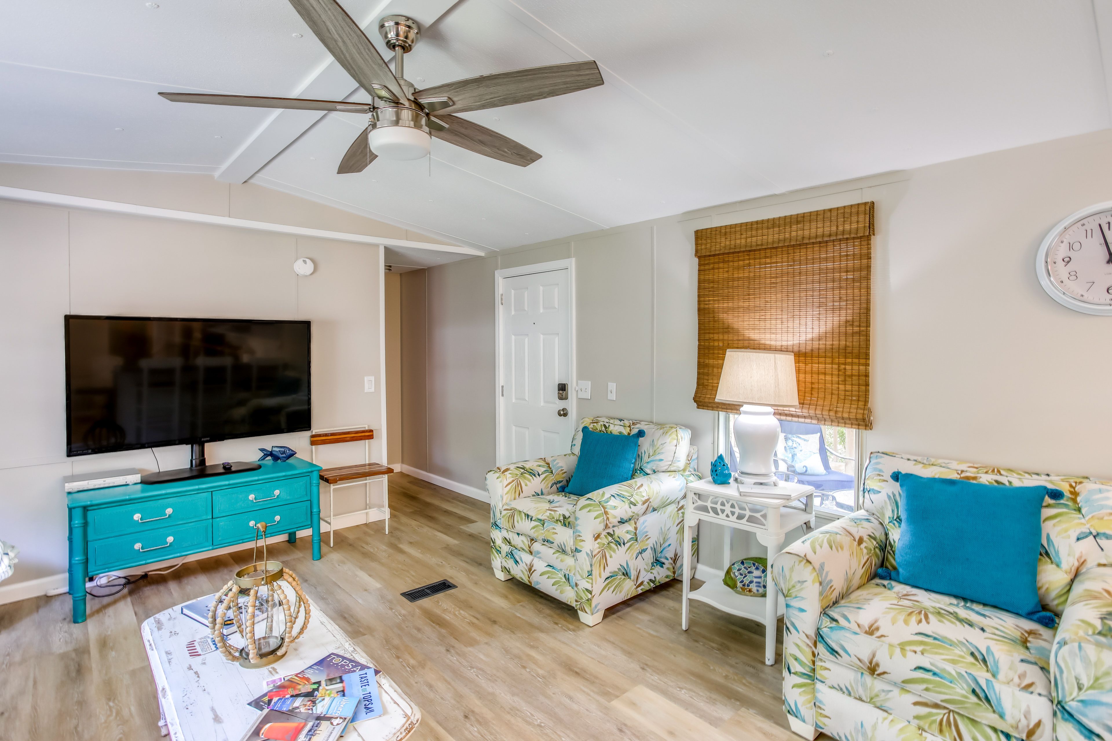 Living Room | Central Heating & A/C | Smart TV | Free WiFi | Twin Air Mattress