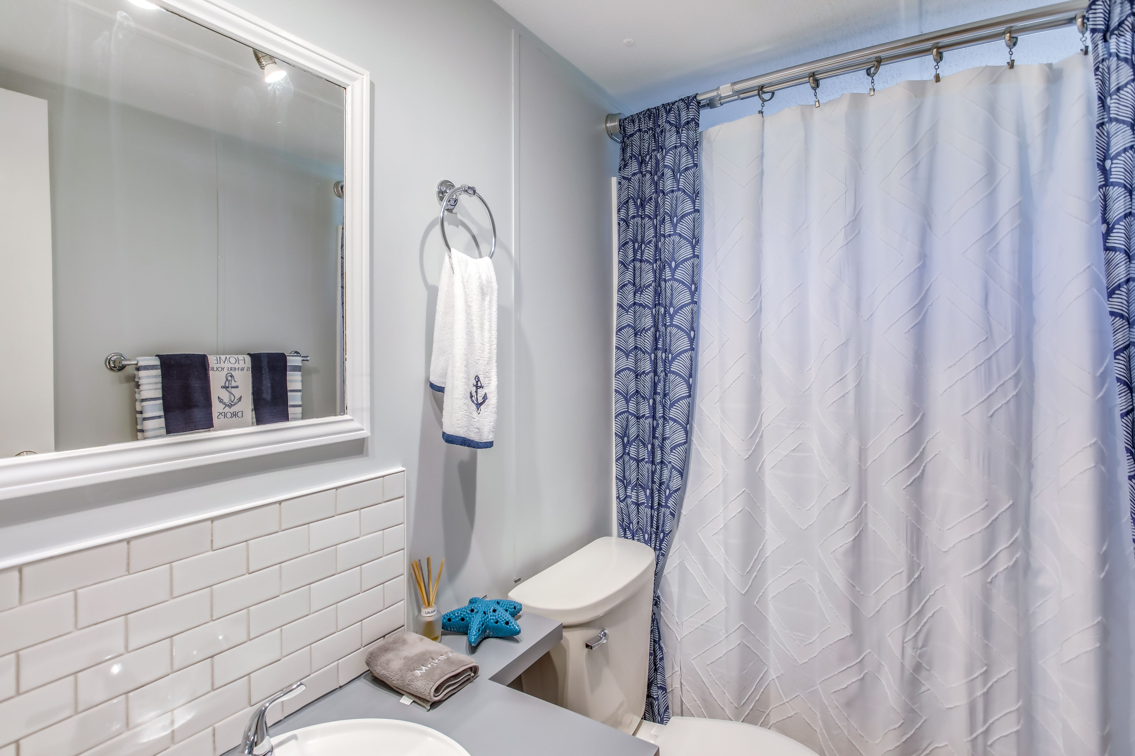 Full Bathroom | Towels Provided