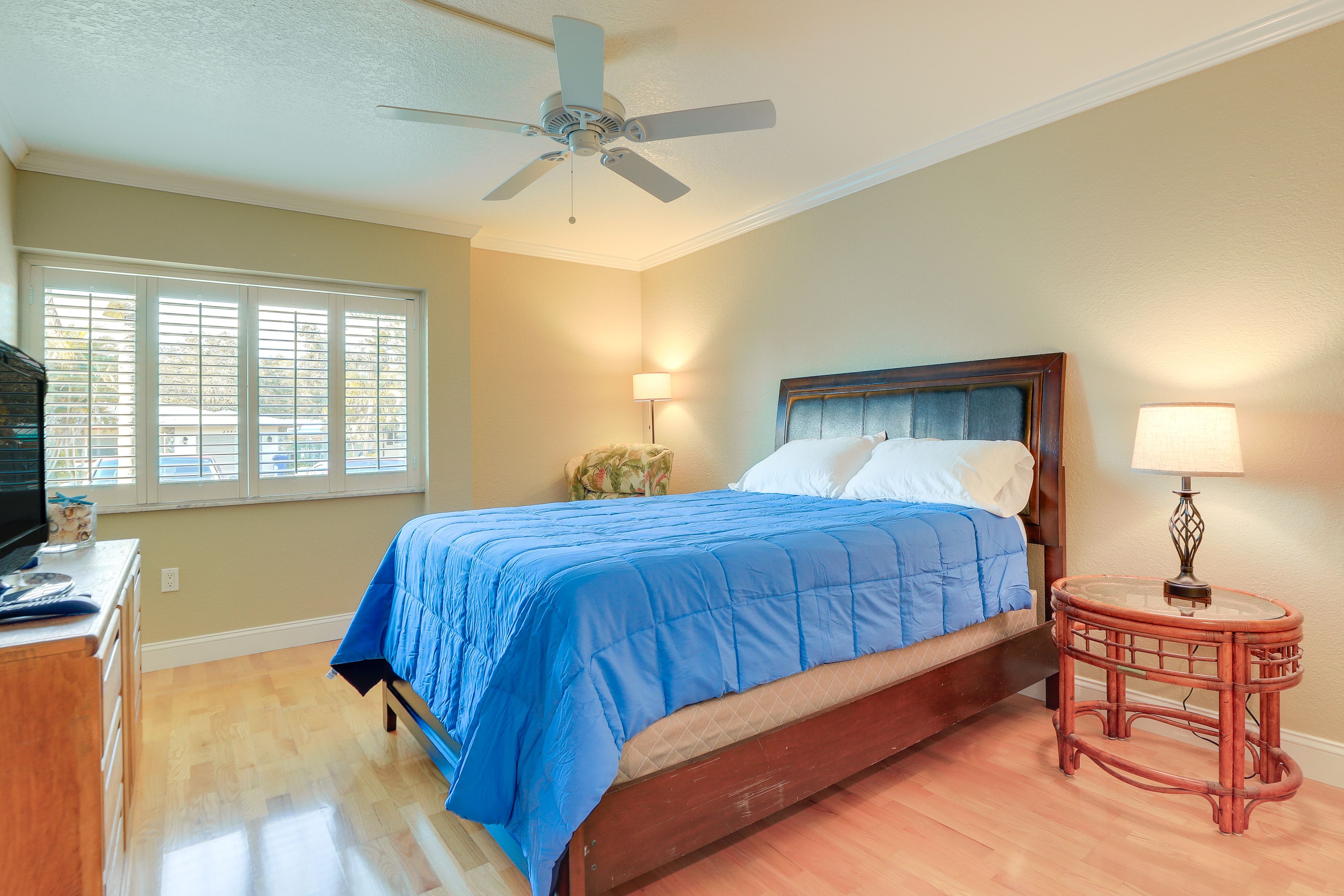 Bedroom 1 | Queen Bed | Flat-Screen TV w/ Cable