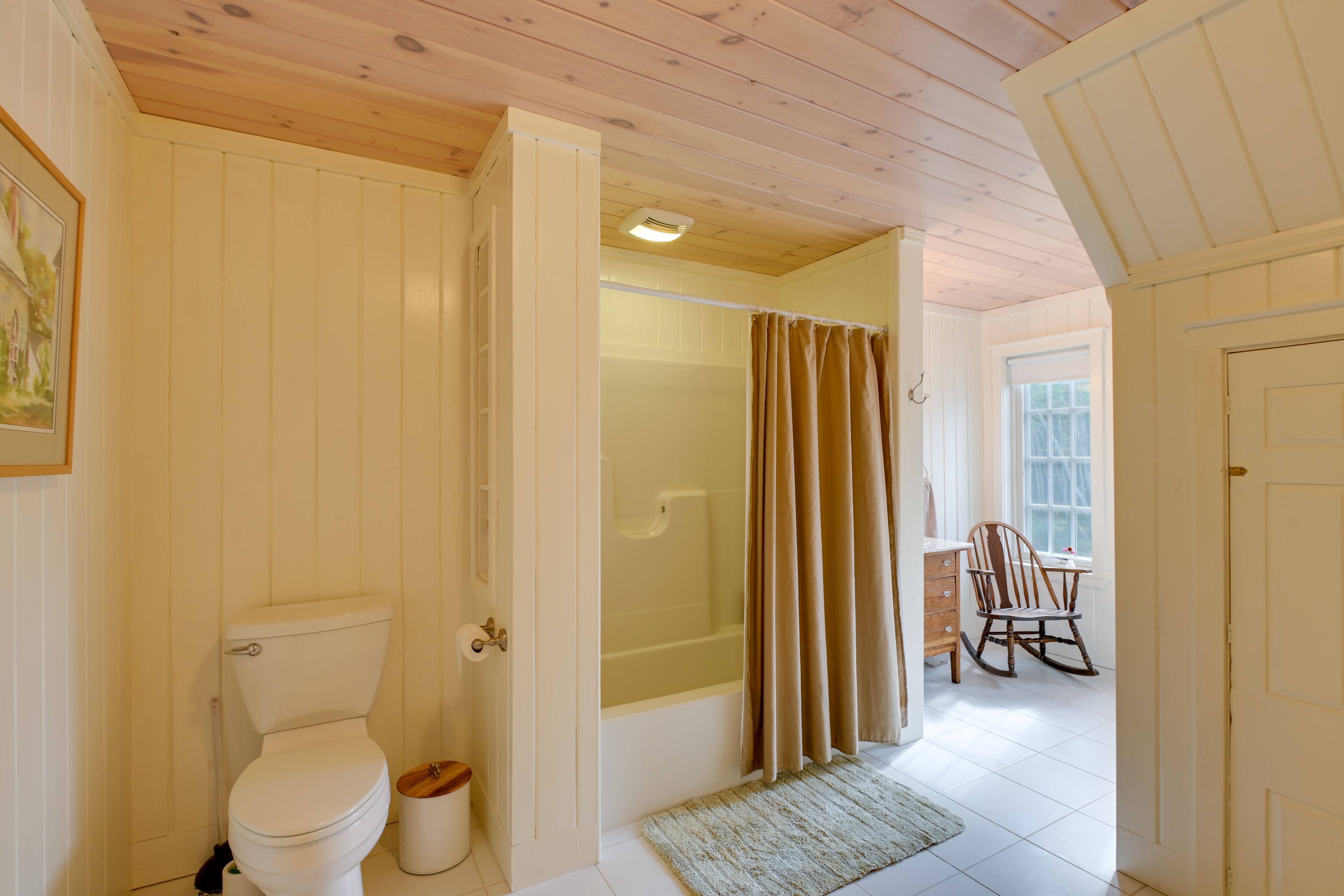 Bathroom | Complimentary Toiletries | Towels Provided | Shower/Tub Combo