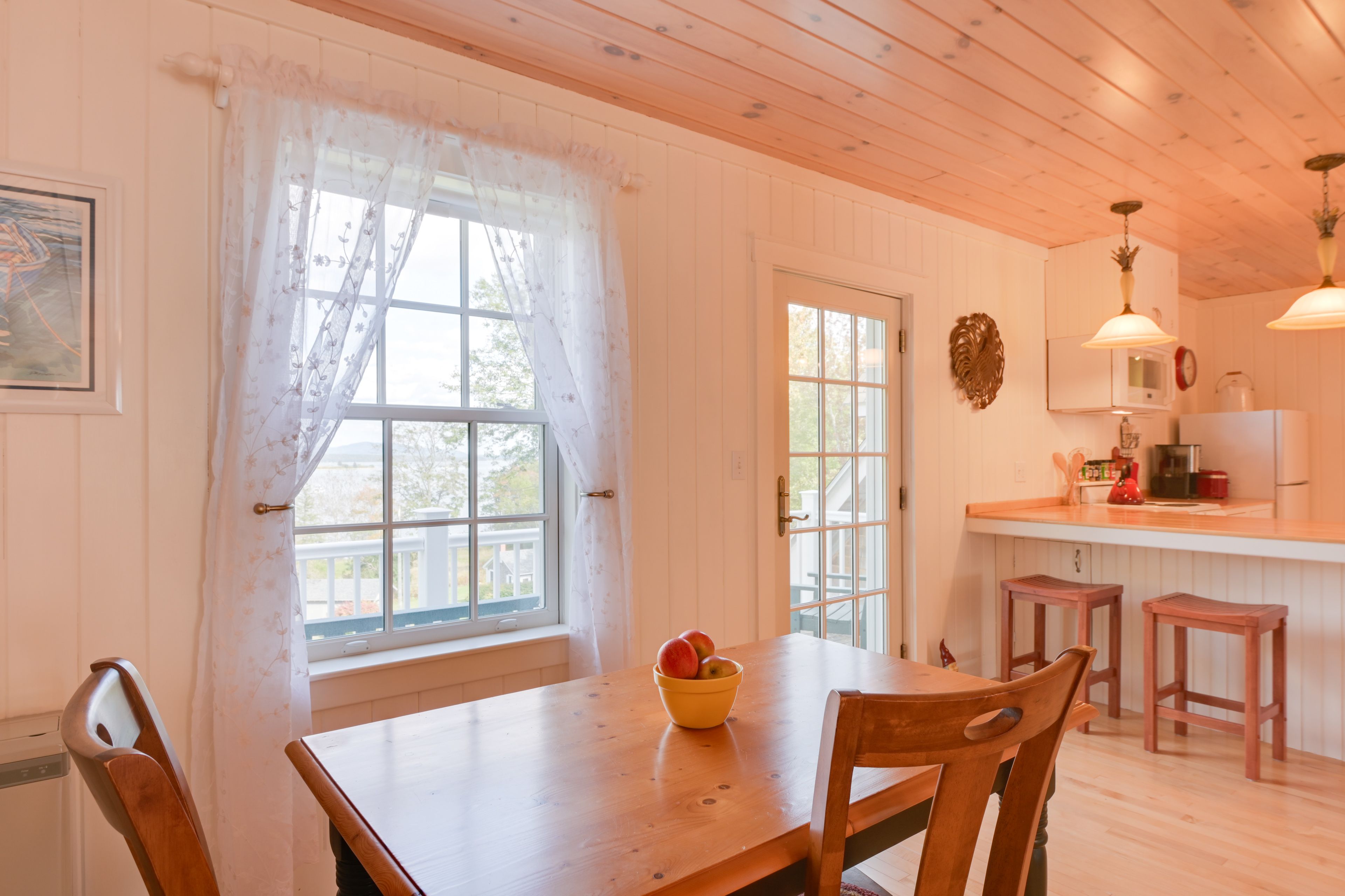 Dining Area | Dishware & Flatware Provided