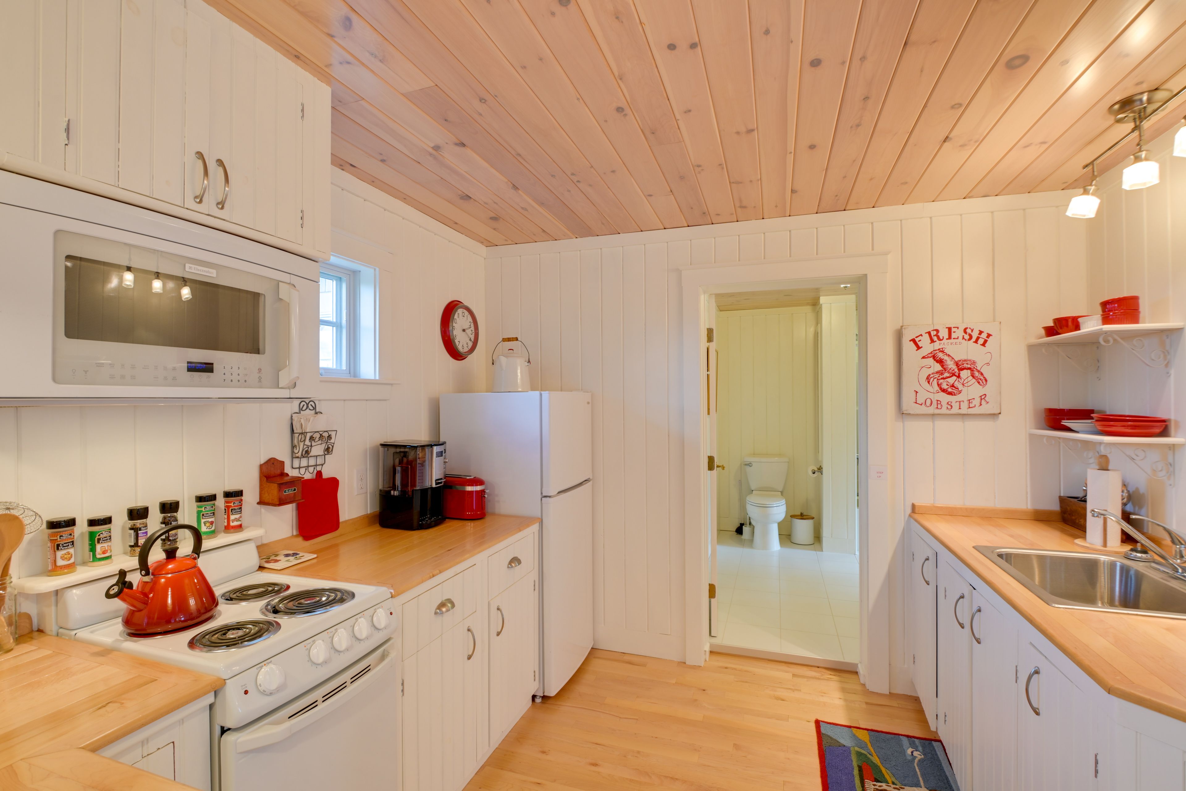Kitchen | Cooking Basics | Coffee Maker | Trash Bags & Paper Towels Provided