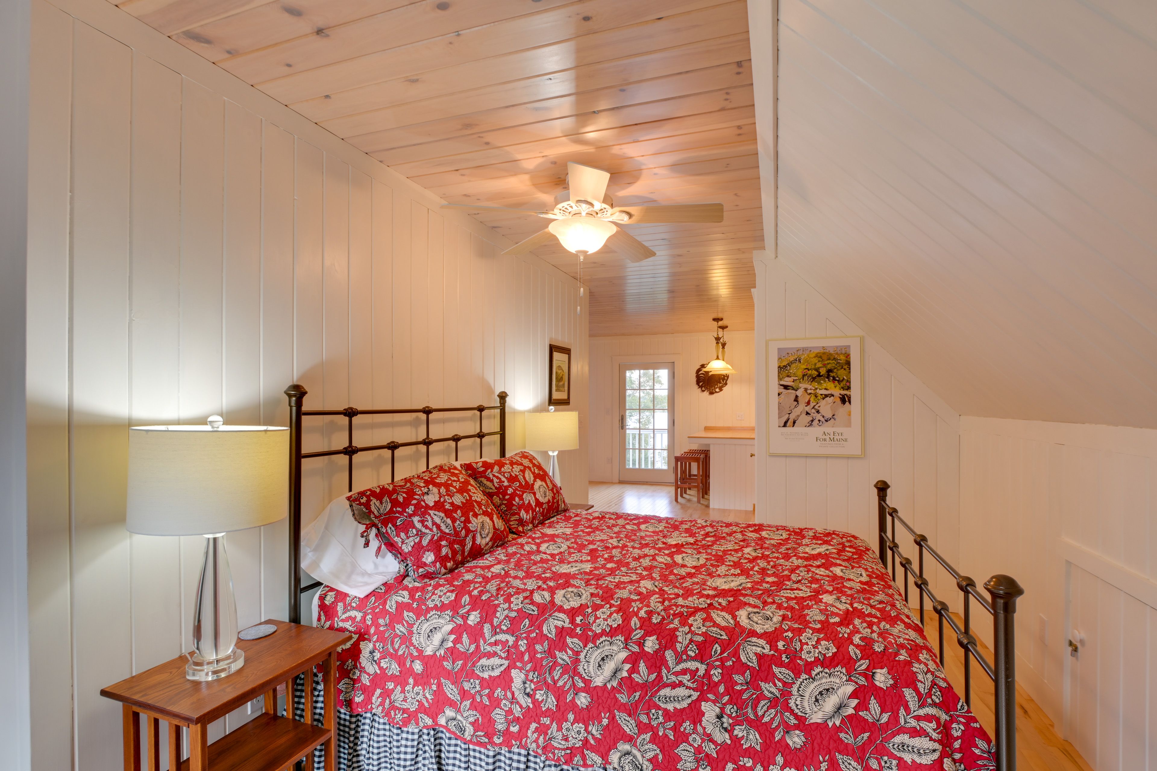 Studio | Queen Bed | Linens Provided