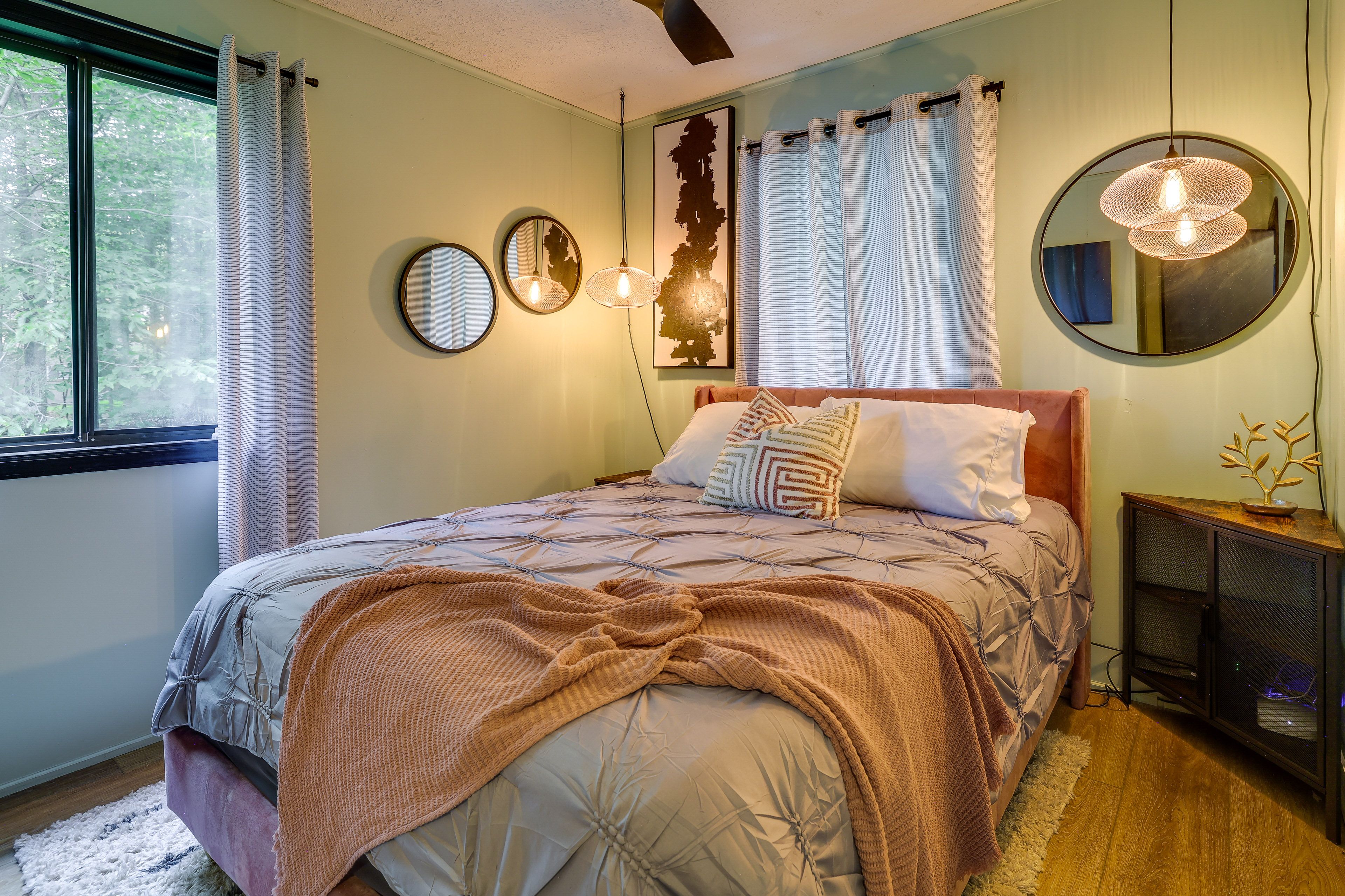 Bedroom 2 | Queen Bed | Smart TV