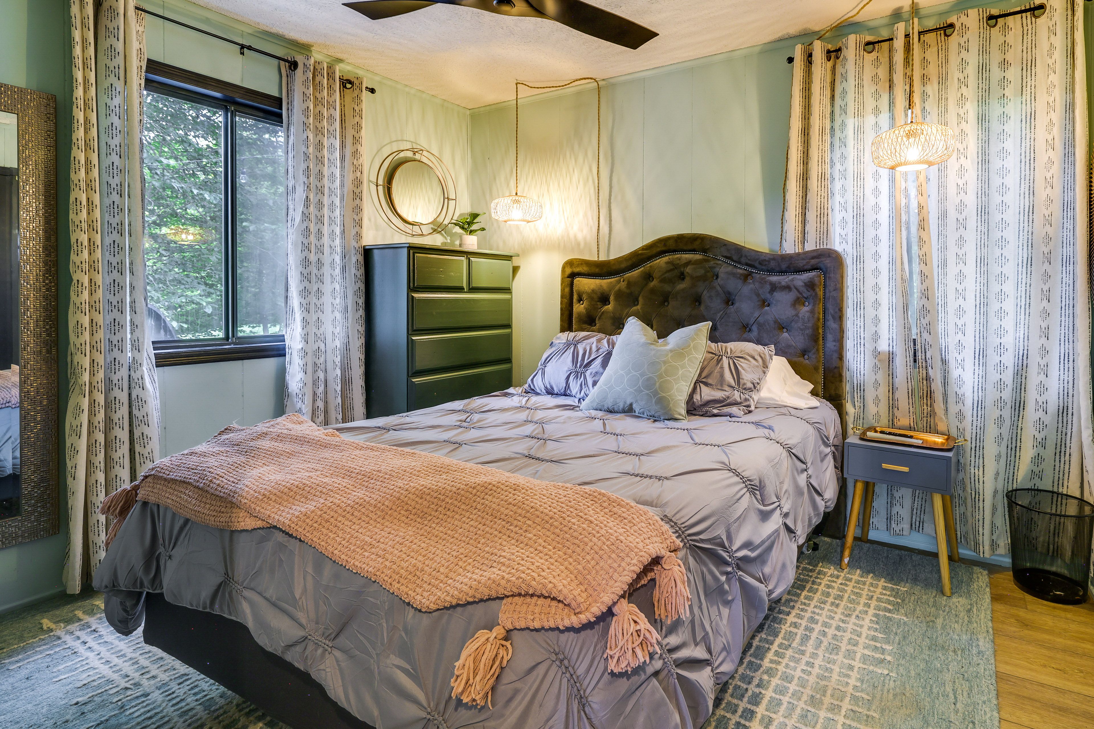 Bedroom 1 | Queen Bed | Smart TV