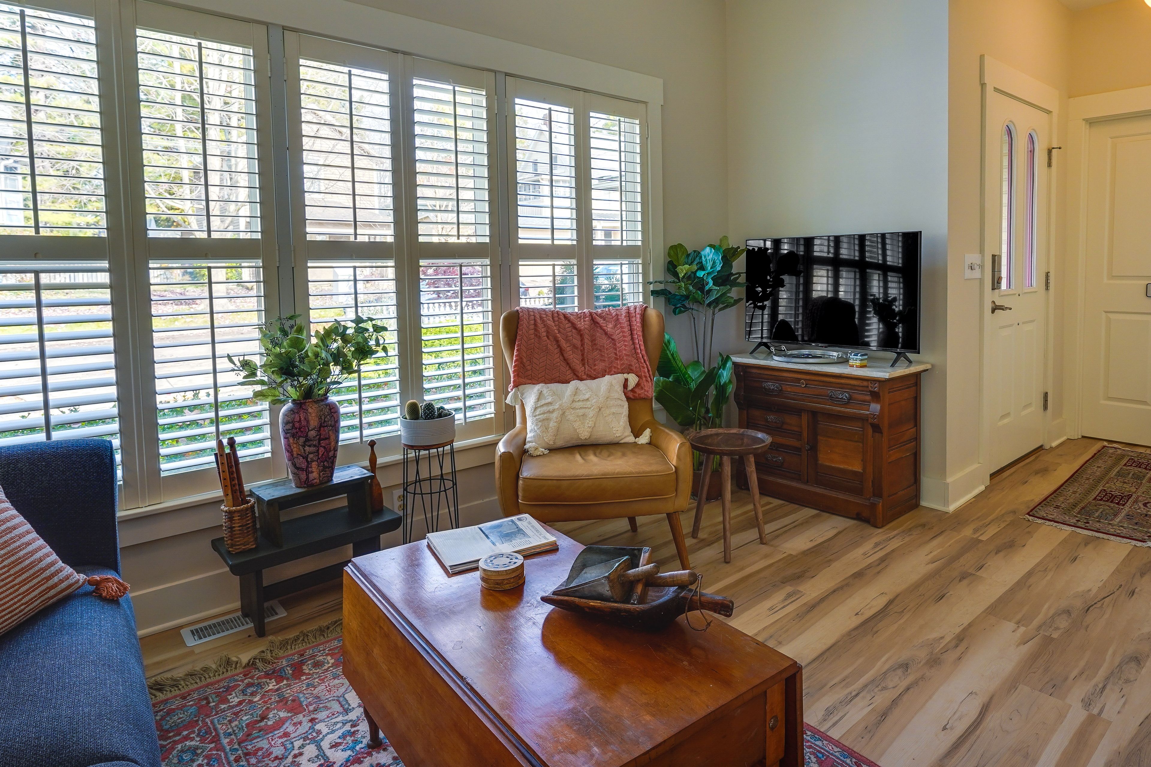 Living Area | Free WiFi | Central A/C | TV