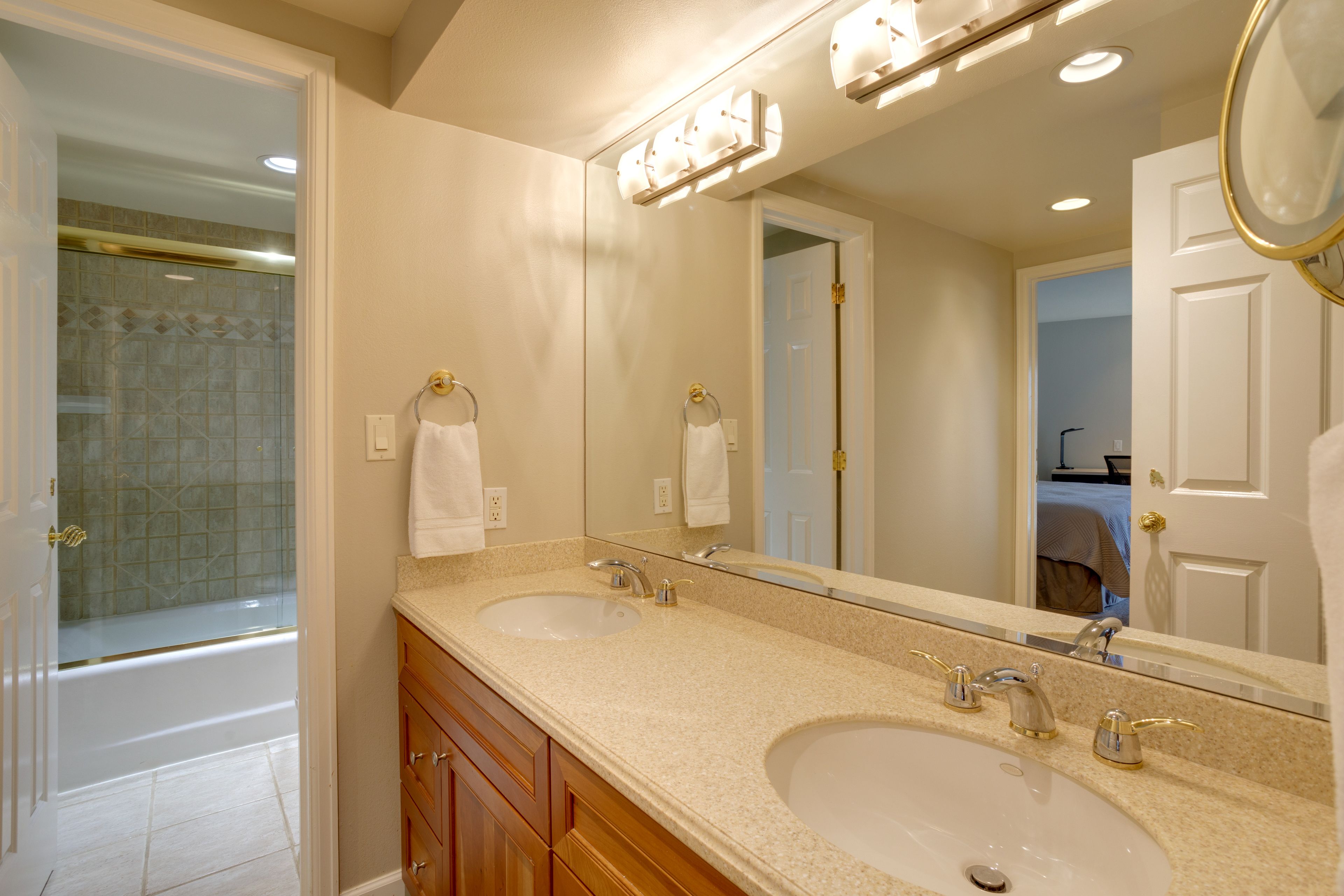 Full Bathroom | Complimentary Toiletries | Hair Dryer