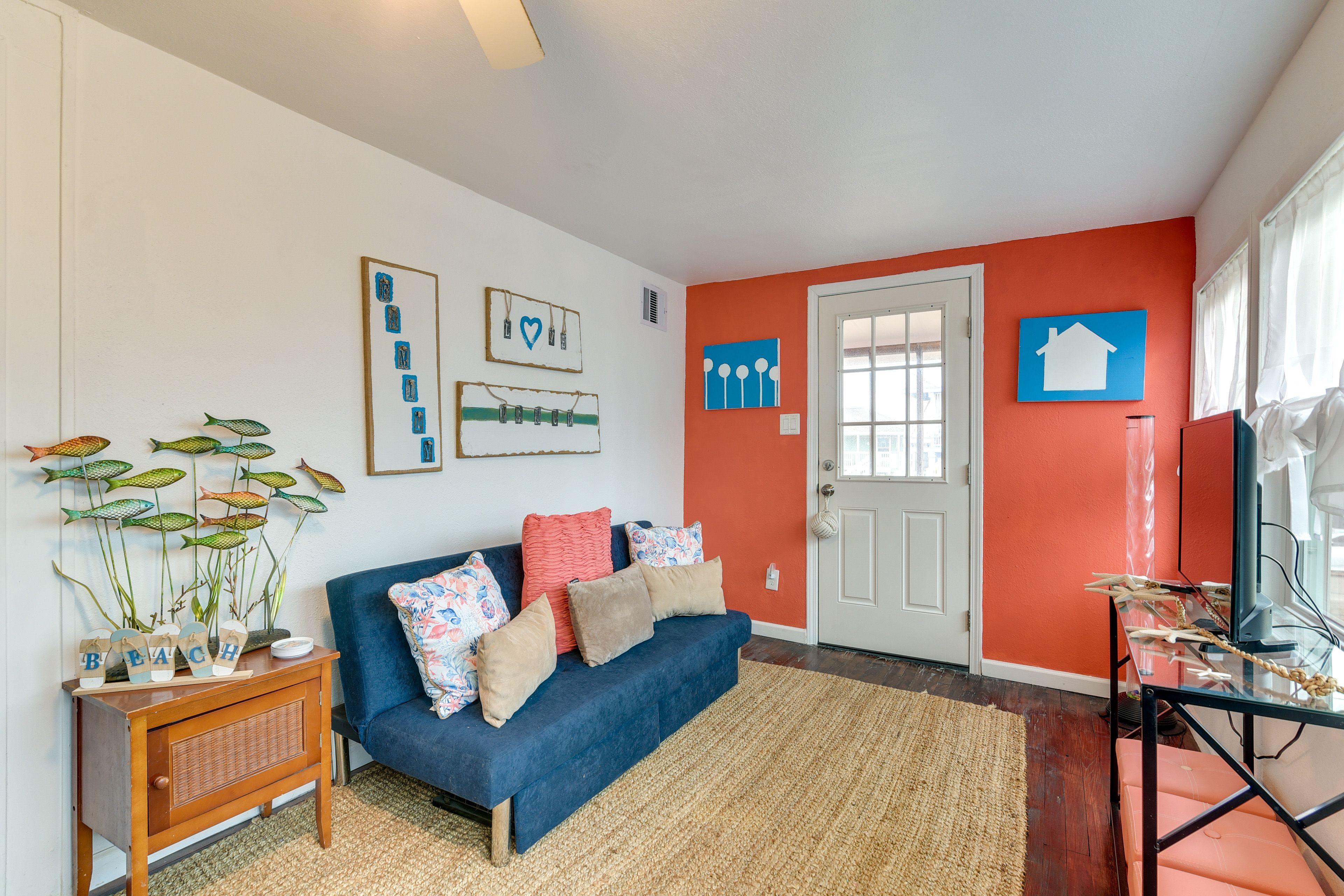 Sunroom | Central Heating & A/C | Smart TV