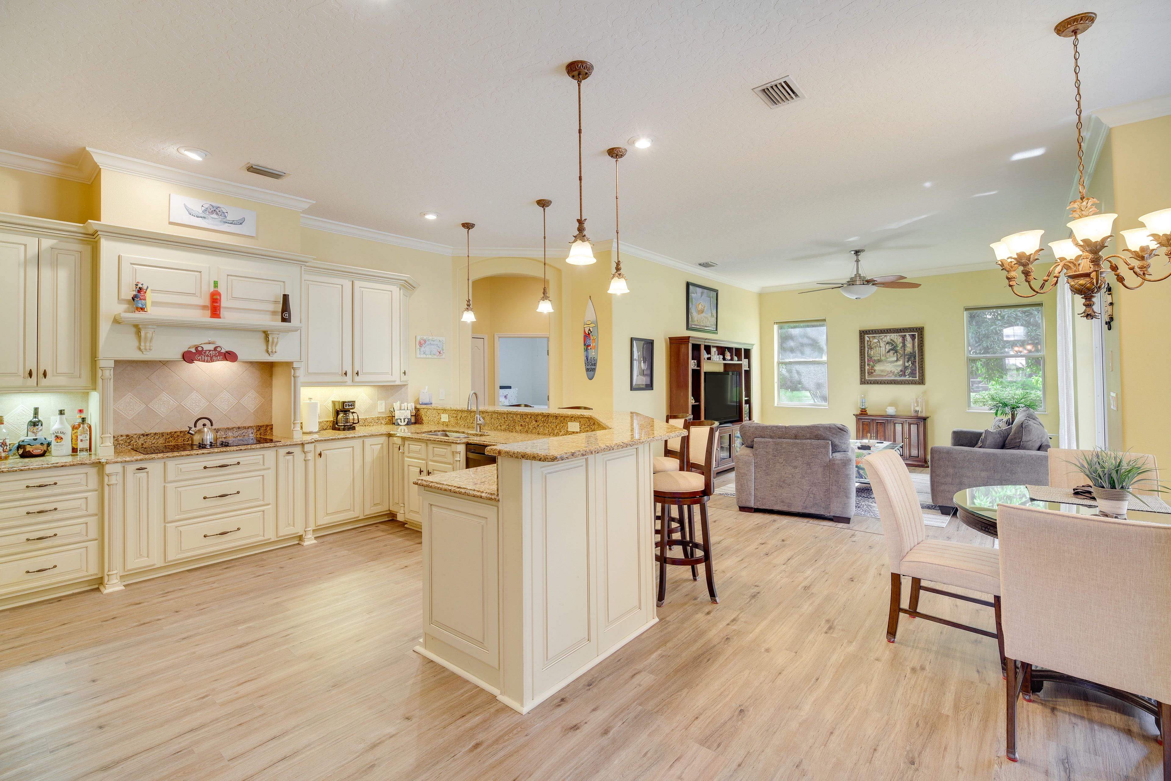 Kitchen & Dining Area