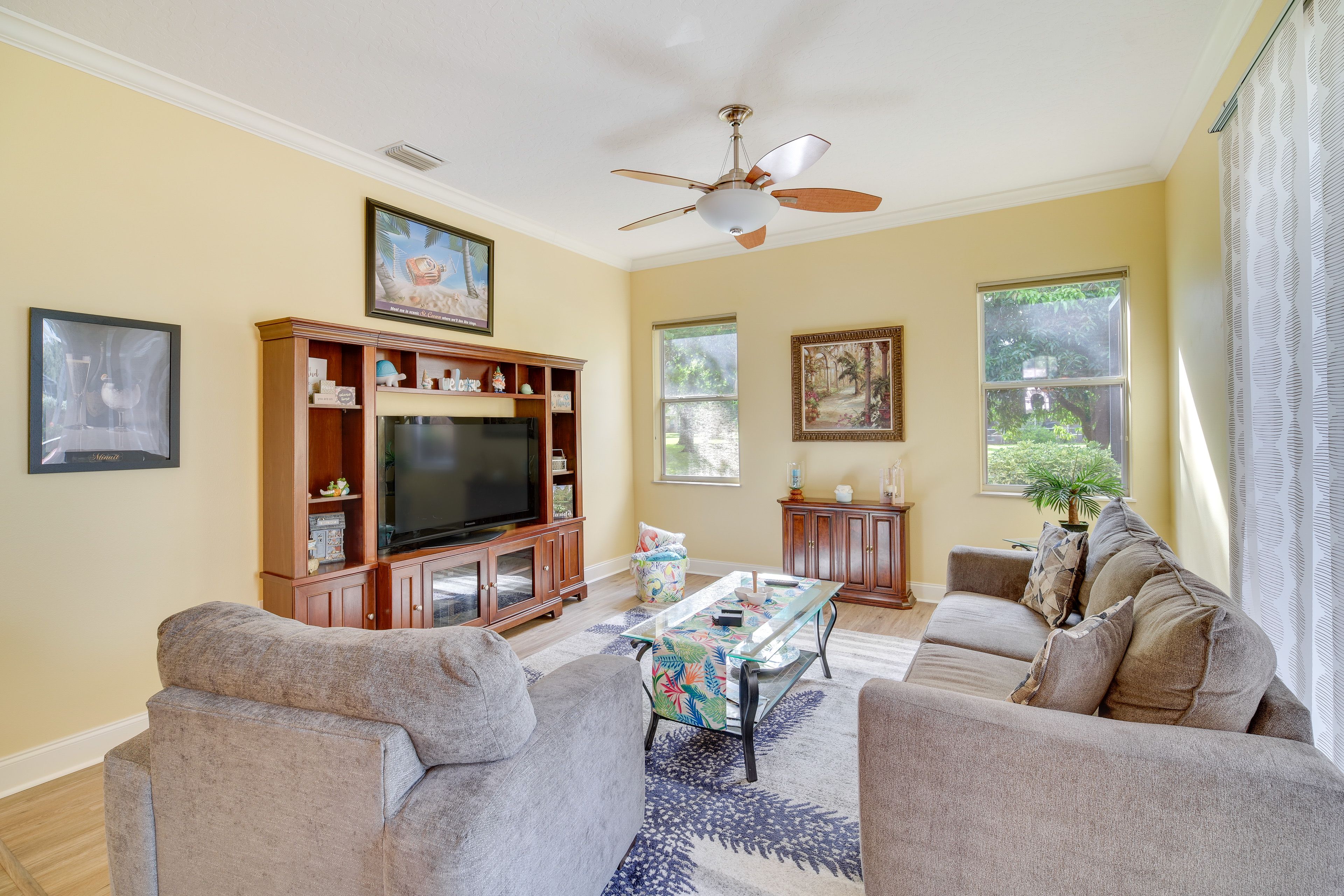 Living Room | Free WiFi | Smart TV | Central A/C