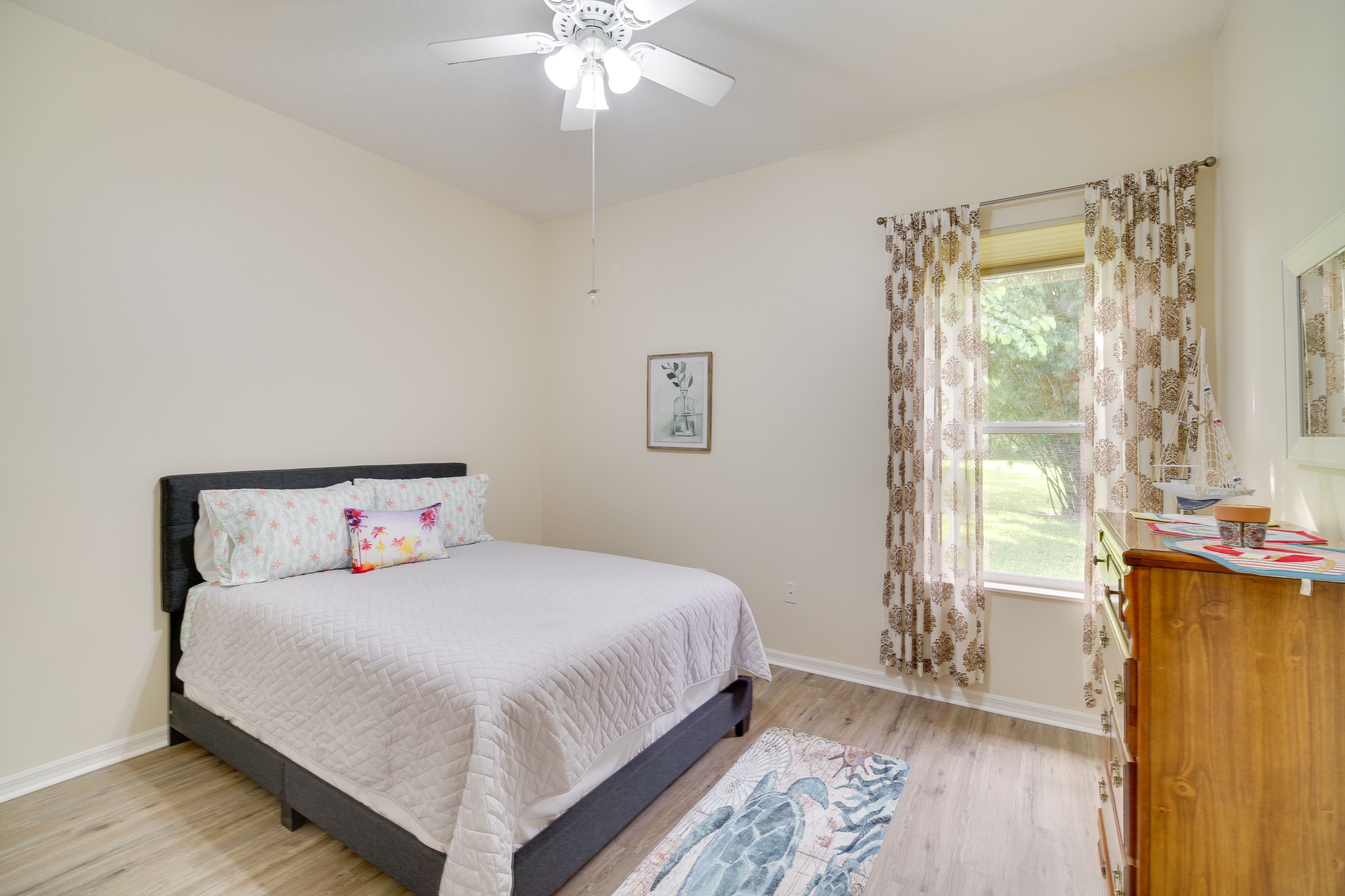 Bedroom 3 | Queen Bed