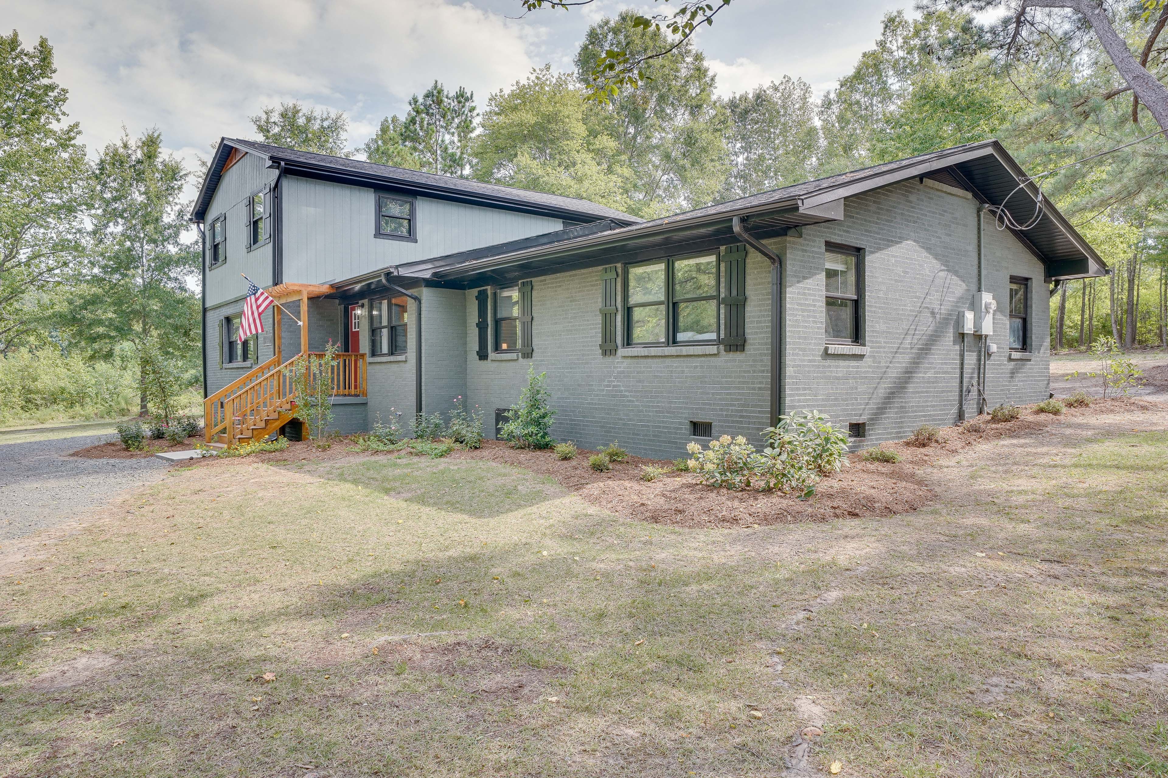 Parking | Driveway (10 Vehicles) | RV/Trailer Parking | Hookups Available
