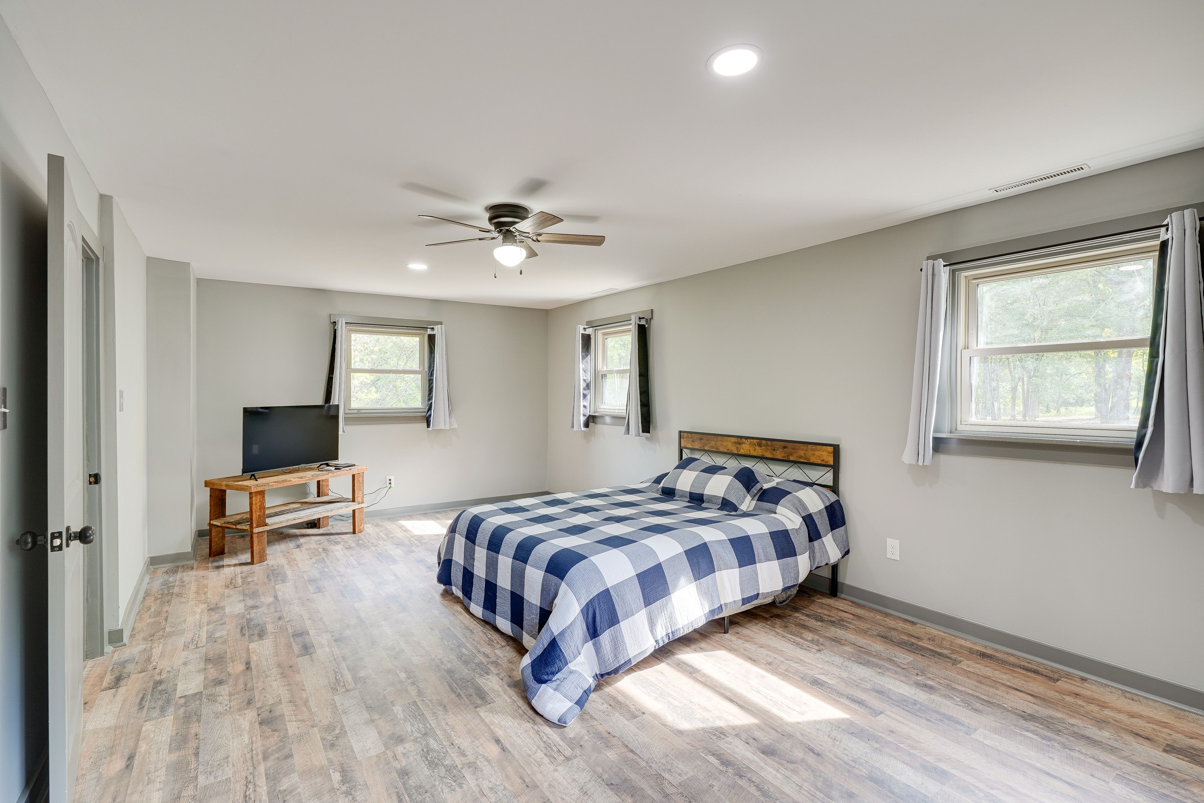 Bedroom 2 | Queen Bed | Smart TV