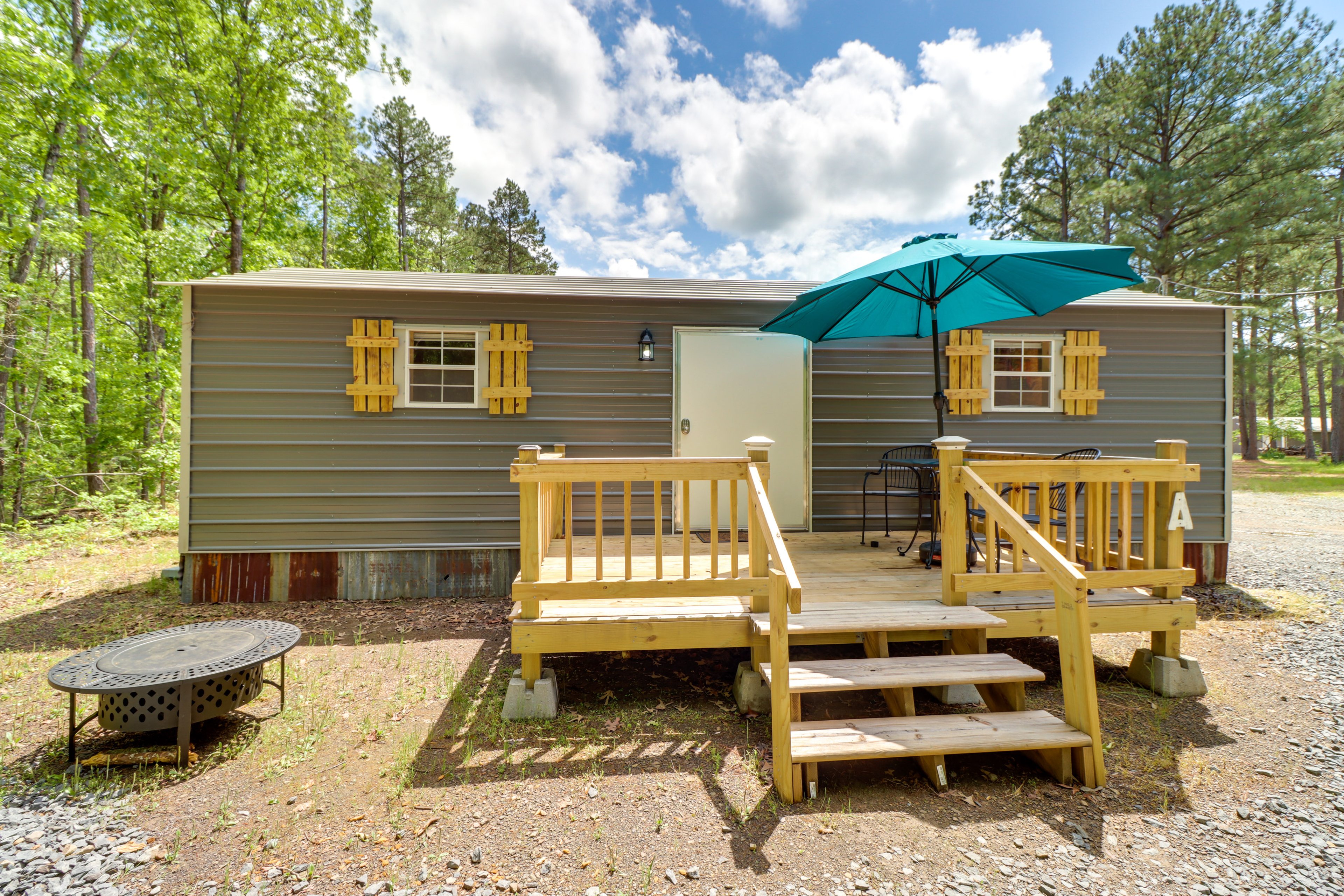 Studio Exterior | Single-Story Unit | < 1 Mi to Greers Ferry Lake