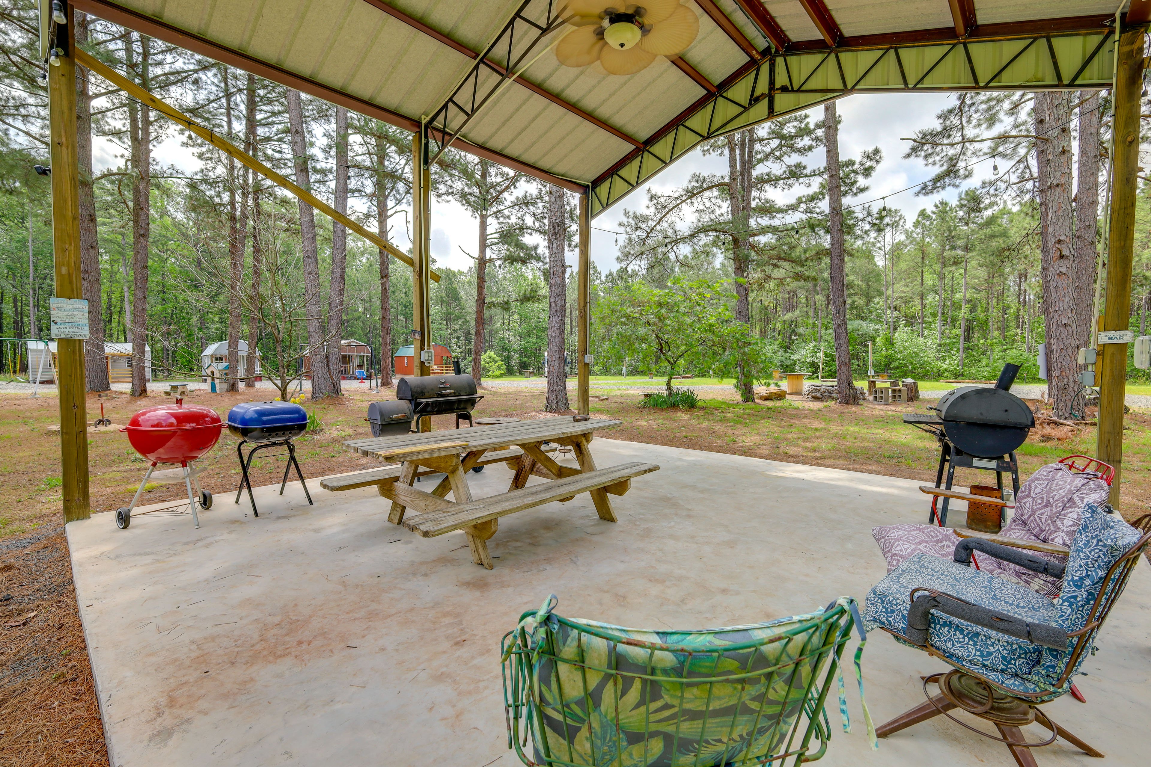 Community Amenities | Yard Games | Picnic & Grilling Area
