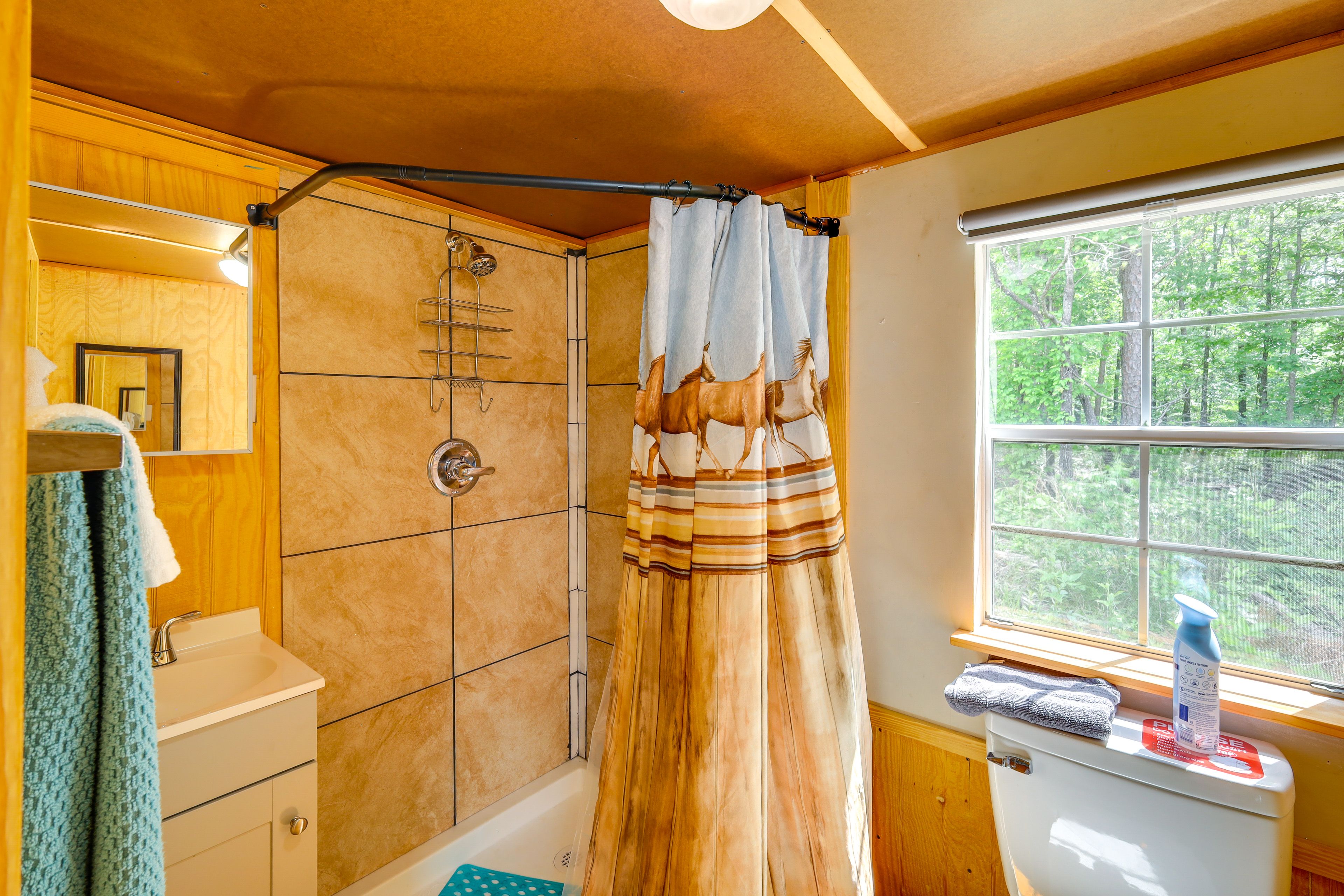 Full Bathroom | Complimentary Toiletries