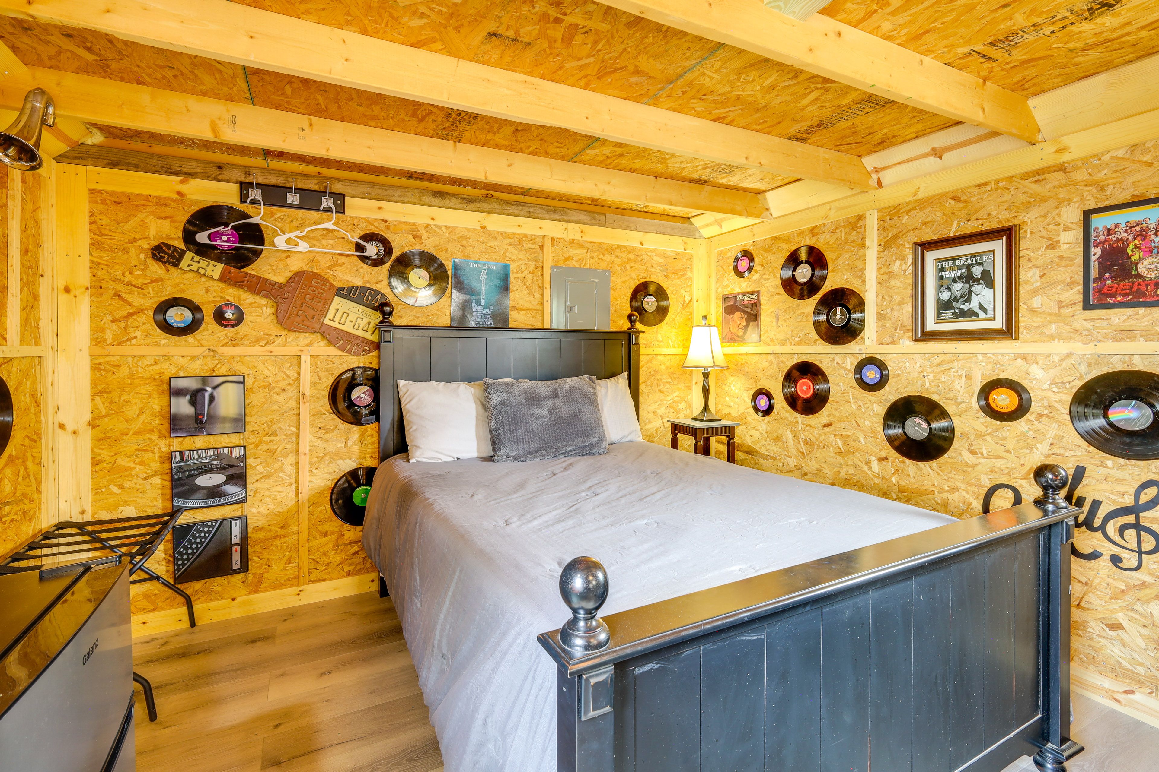 Studio | Queen Bed | Linens & Towels Provided