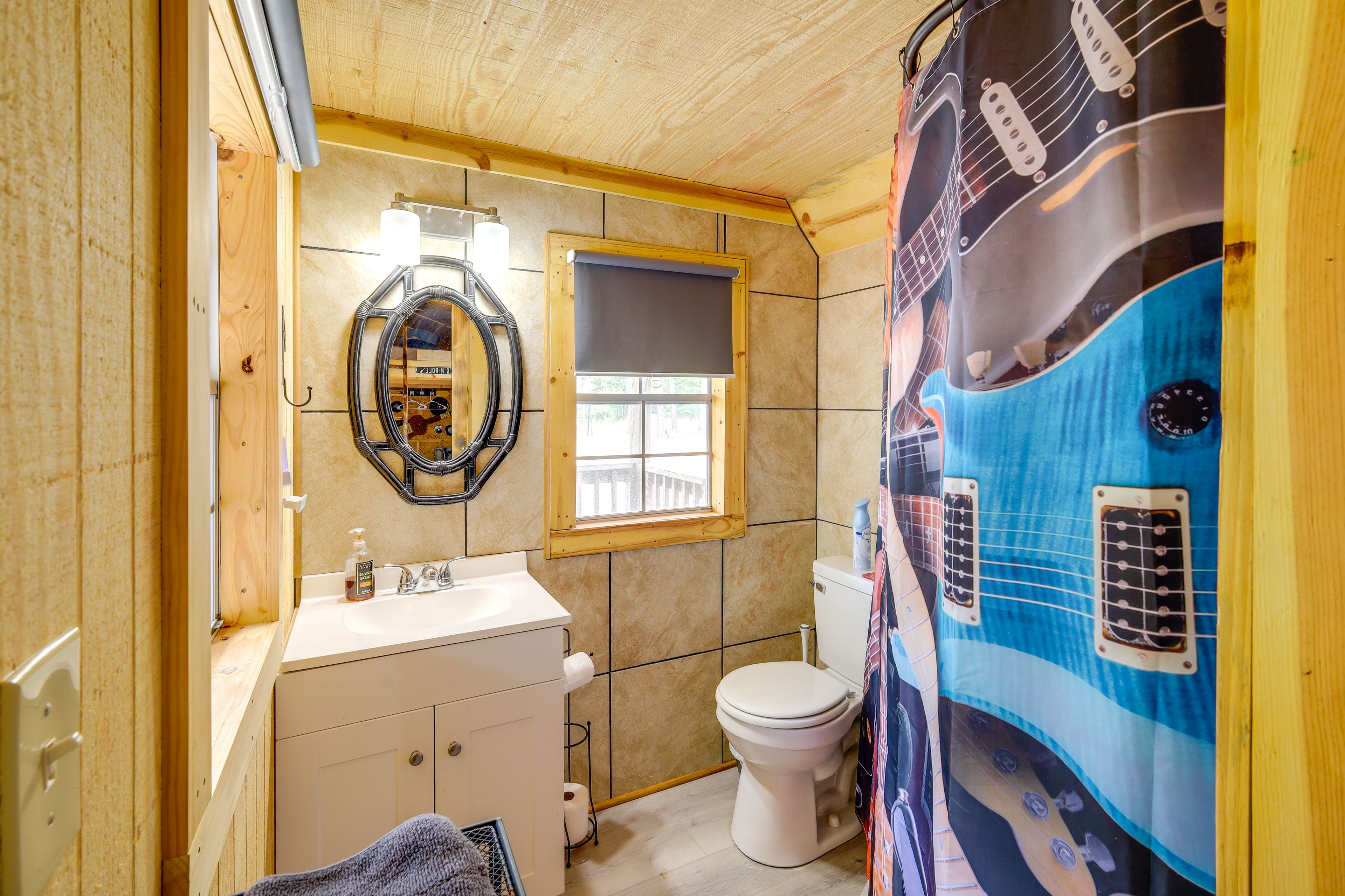Full Bathroom | Complimentary Toiletries