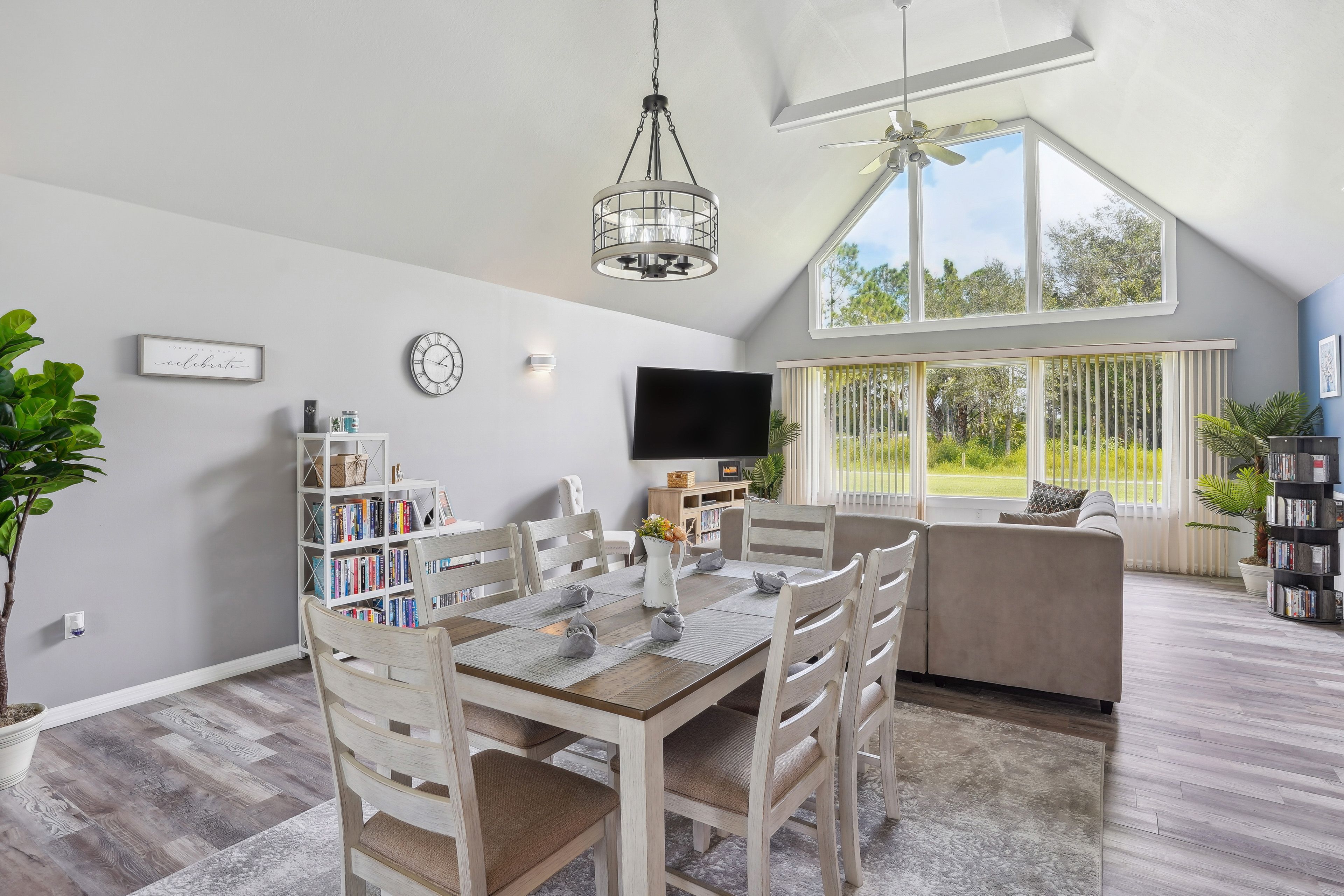 Living Room | Sleeper Sofa | Central Air Conditioning/Heat | Video Library