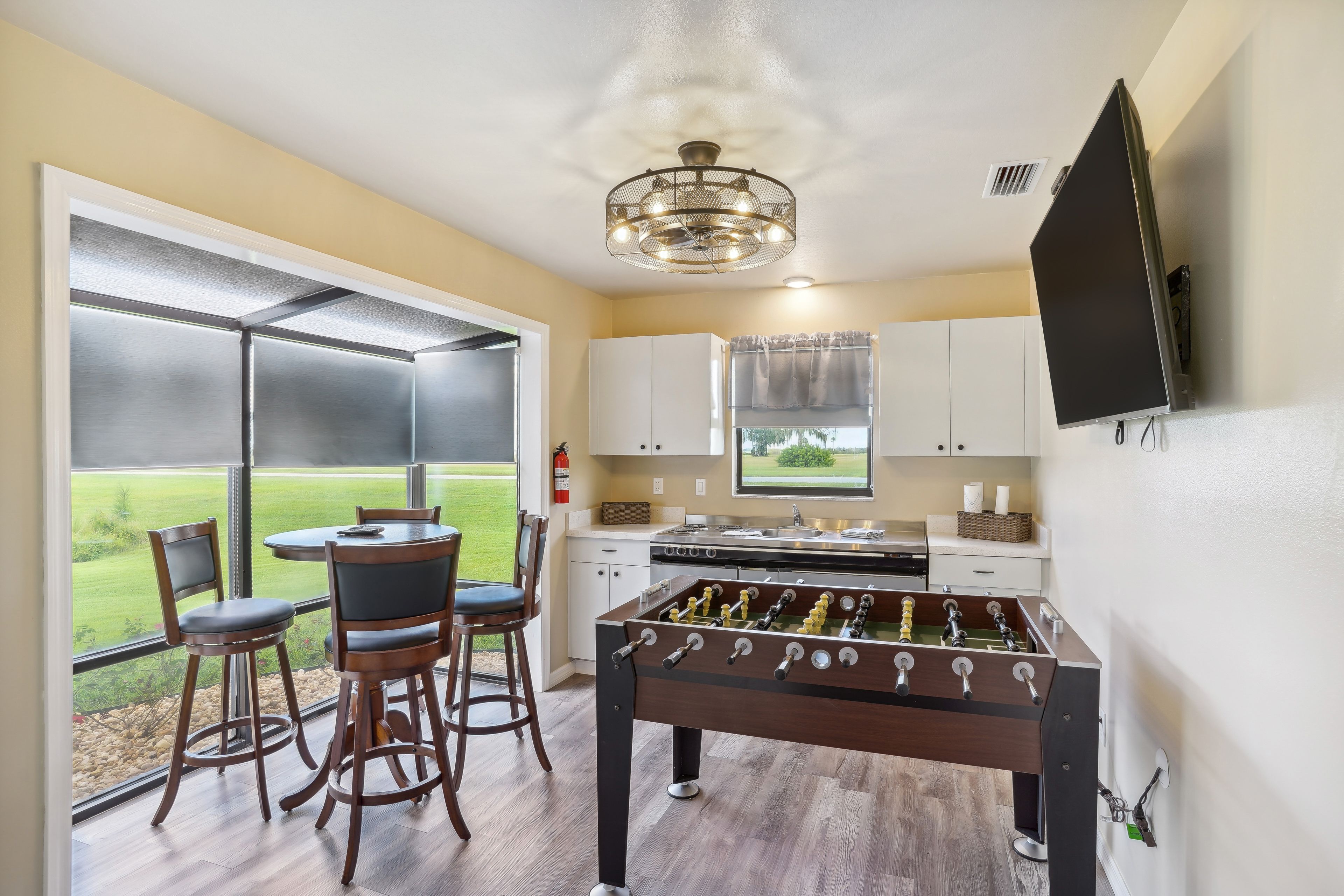 Leisure Room | Foosball Table | Wet Bar | Stove