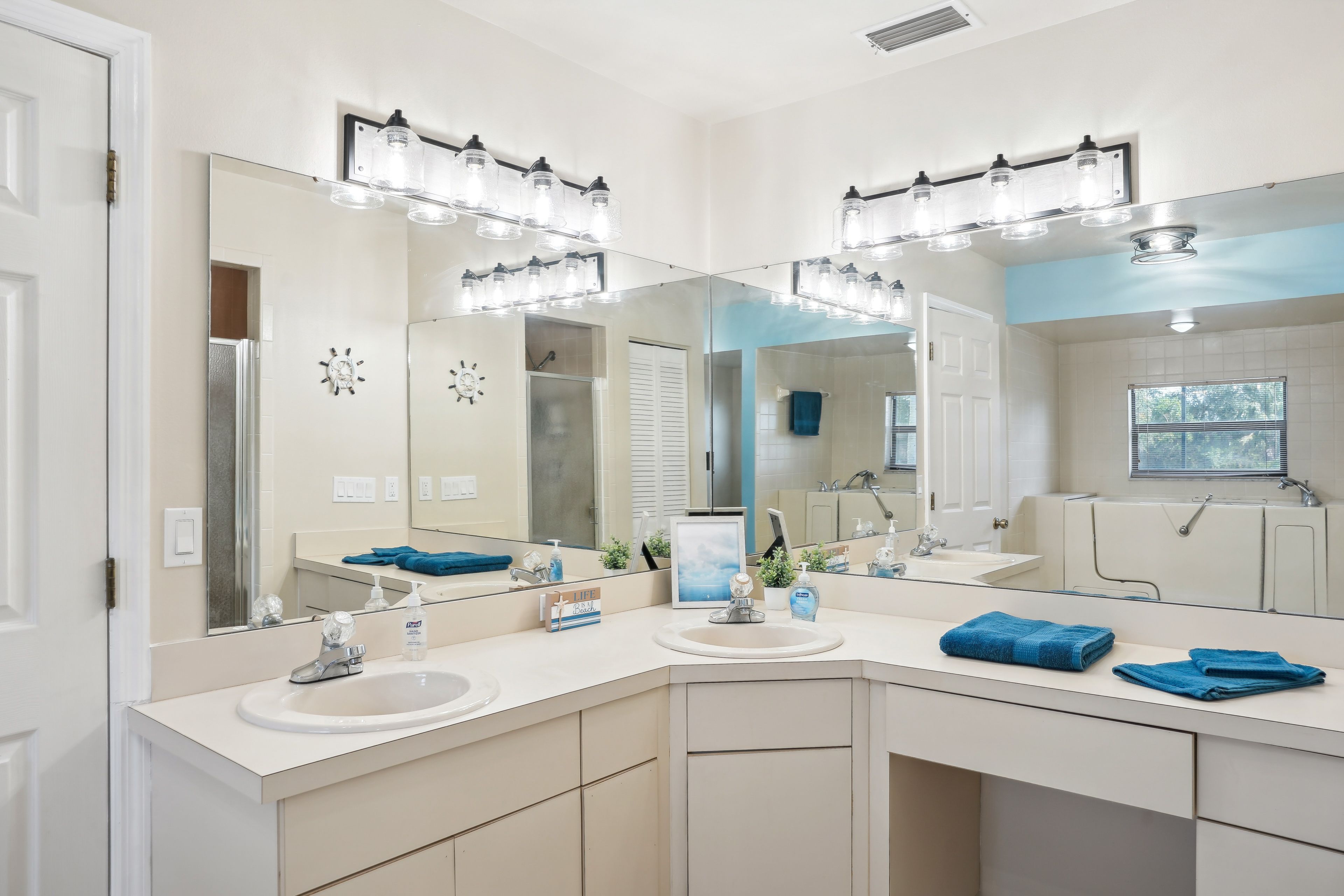 En-Suite Bathroom | Soaking Tub | Shower | Complimentary Toiletries