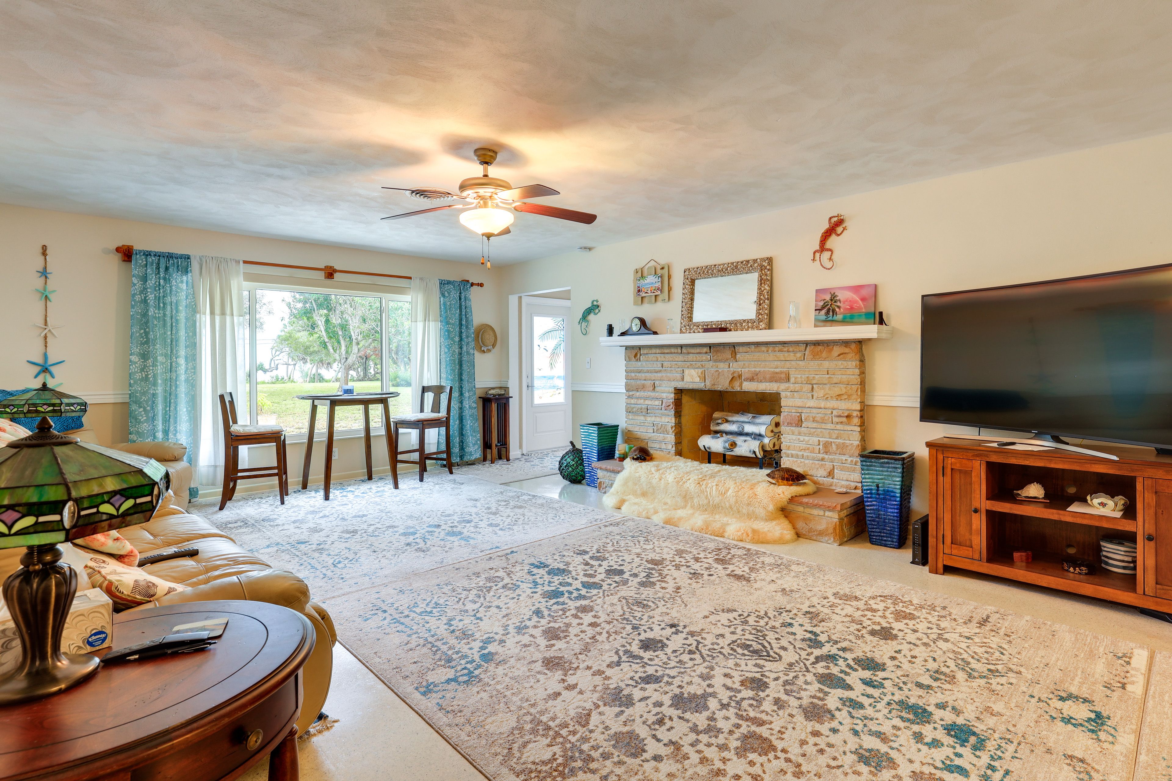 Living Room | Free WiFi | Central A/C | Smart TV