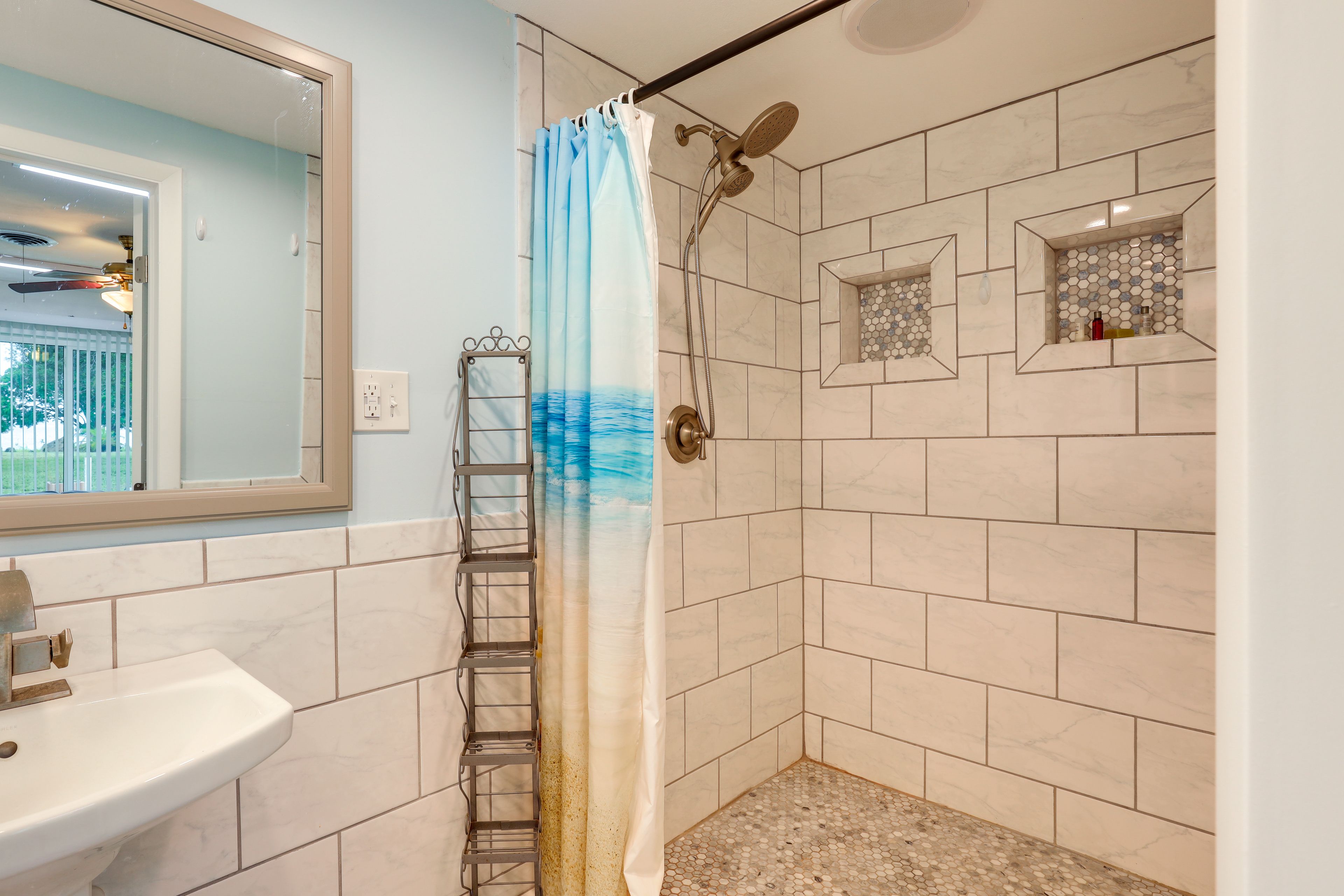 Bathroom | Complimentary Toiletries | Towels Provided