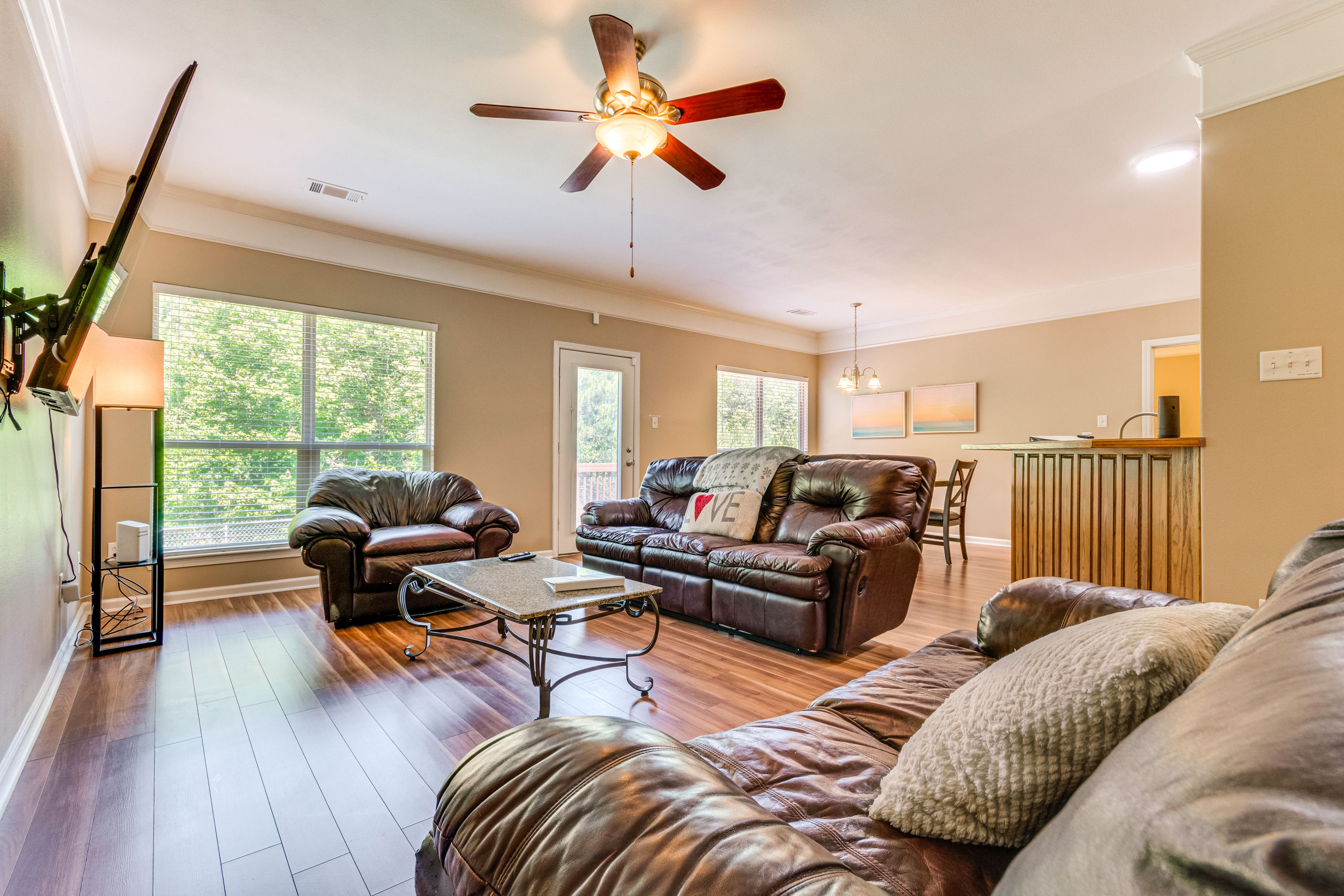 Living Room | Smart TV | Free WiFi | Central A/C & Heating