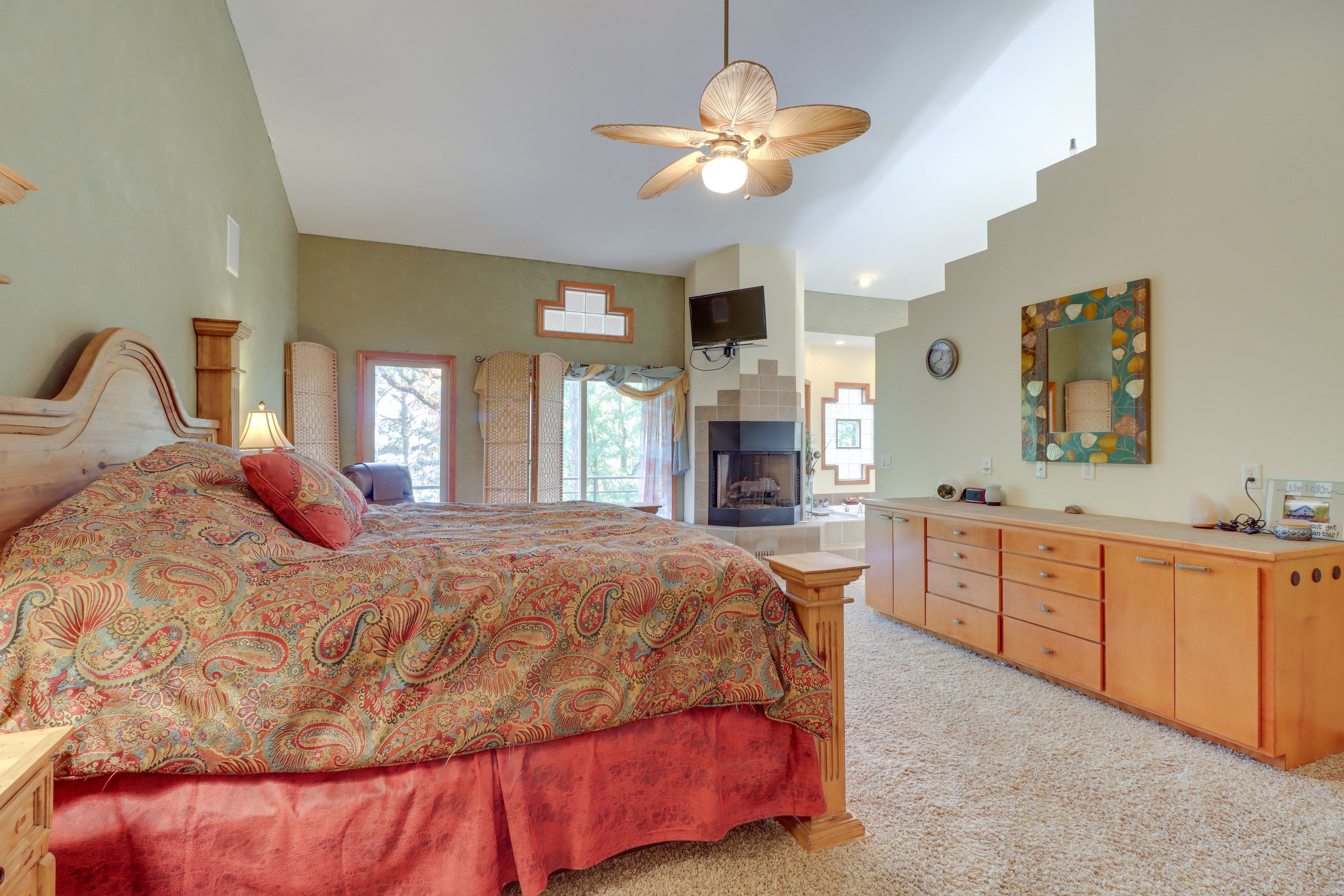Bedroom 1 | 1st Floor | King Bed | En-Suite Bathroom