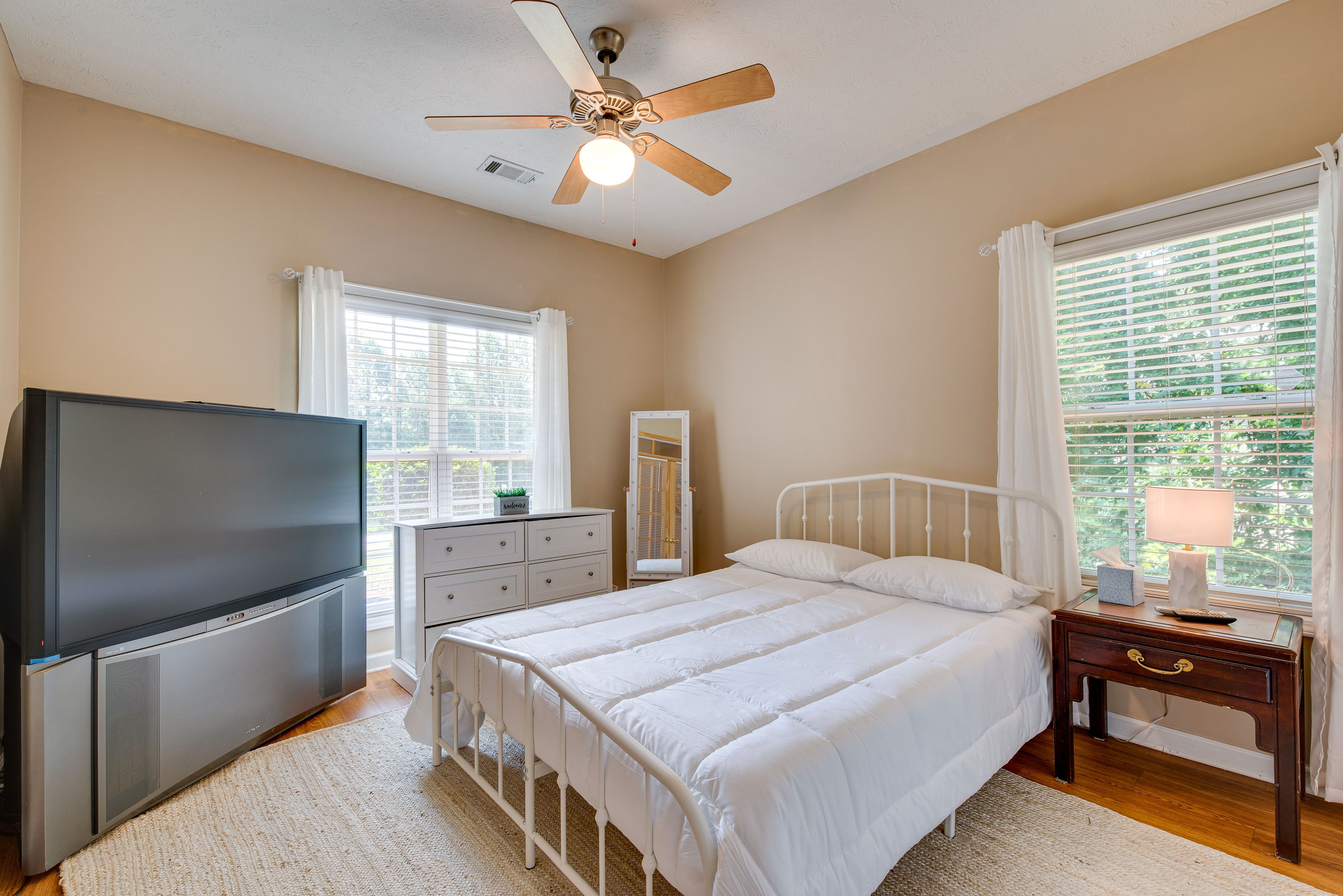 Bedroom 2 | Queen Bed | Flat-Screen TV