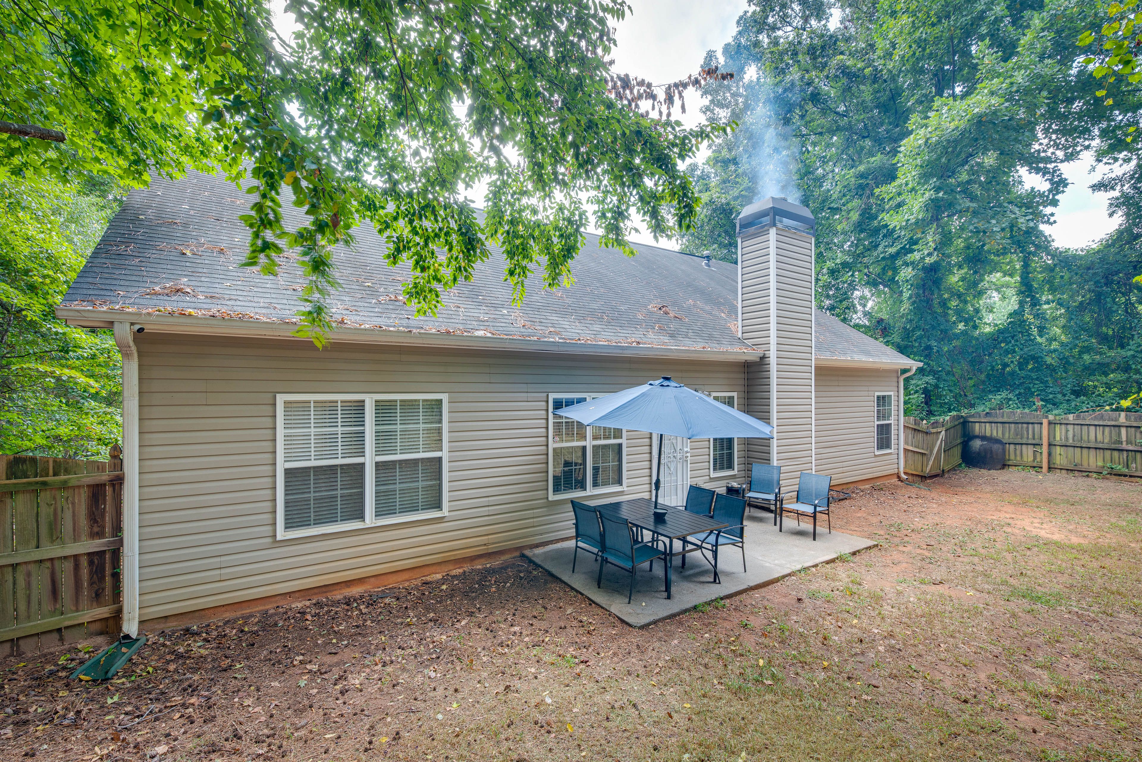 Large Fenced Backyard | Seating & Dining