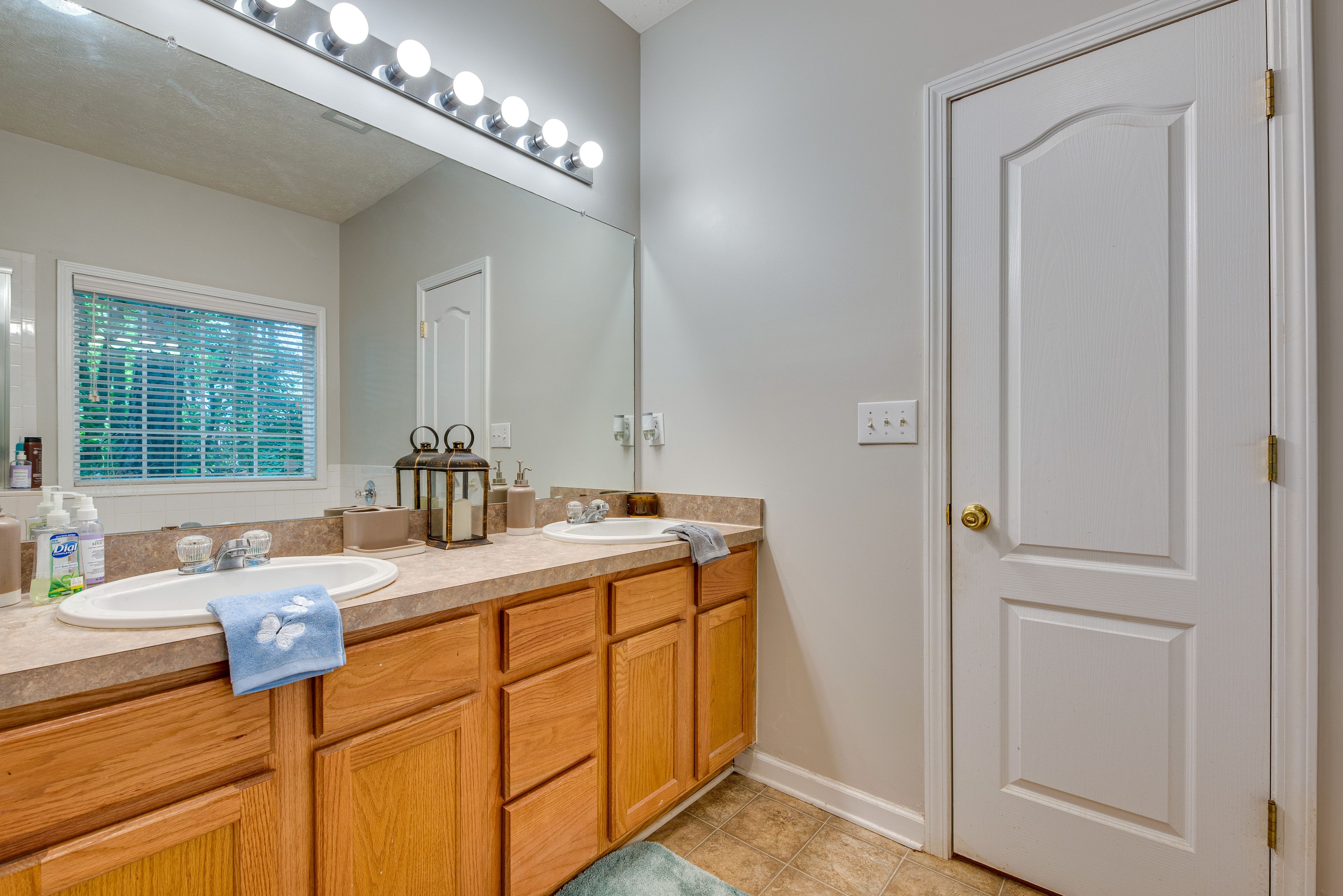 Full Bath | Complimentary Toiletries | Towels Provided