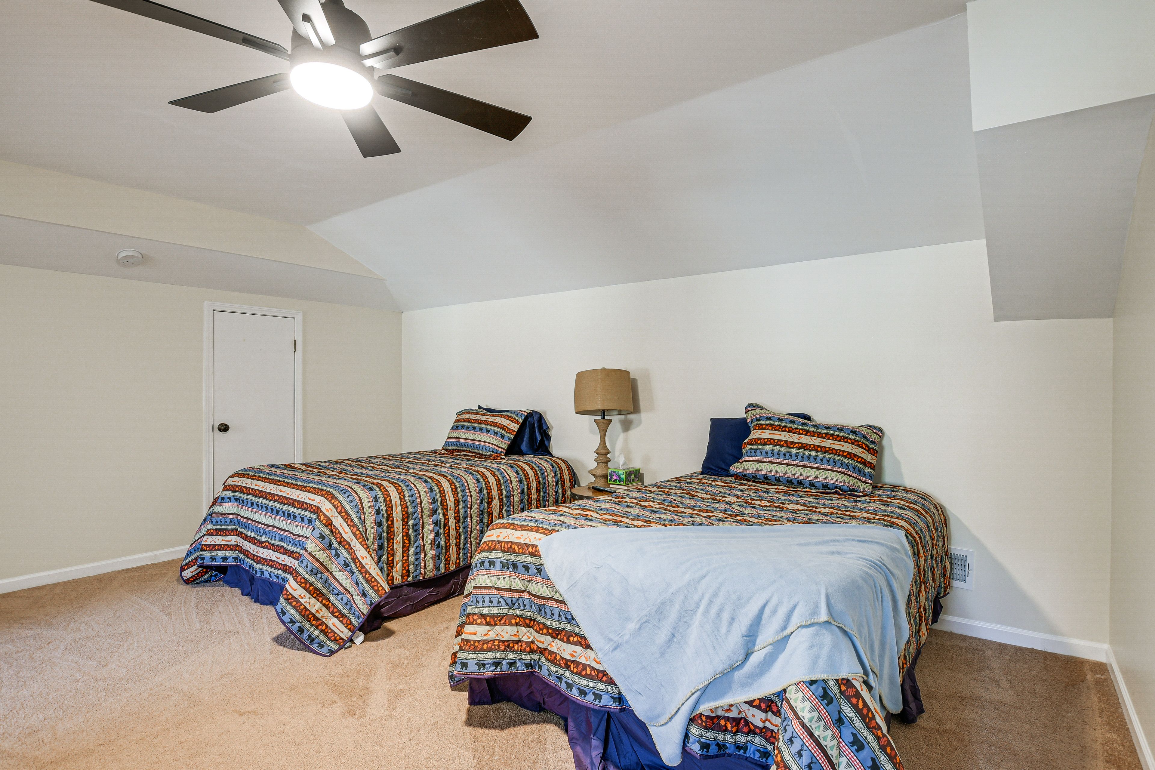 Bedroom 6 | Upper Level | 2 Full Beds | Smart TV | Work Desk
