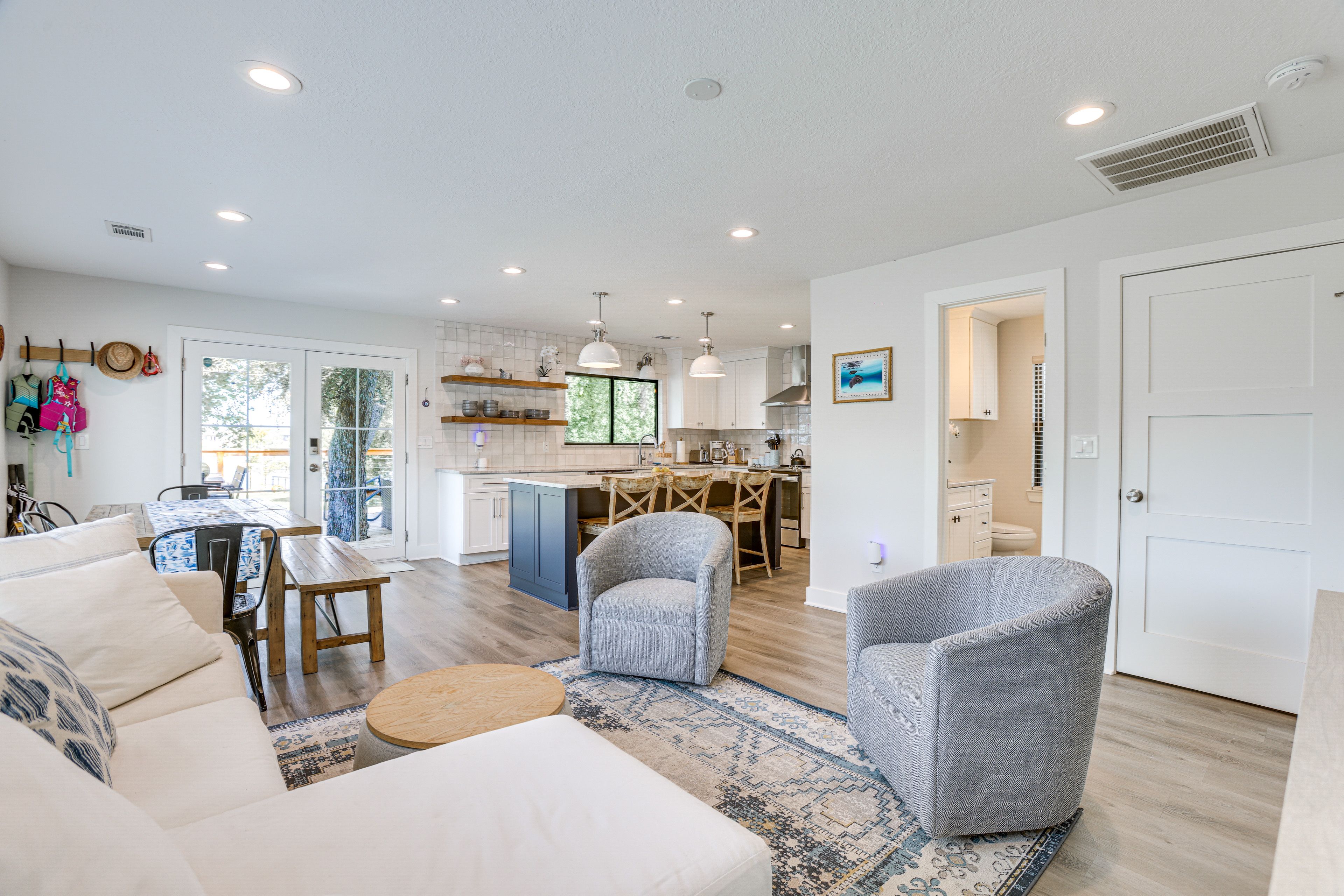 Living Room | 2nd Floor | Central A/C | Smart TV | Fireplace