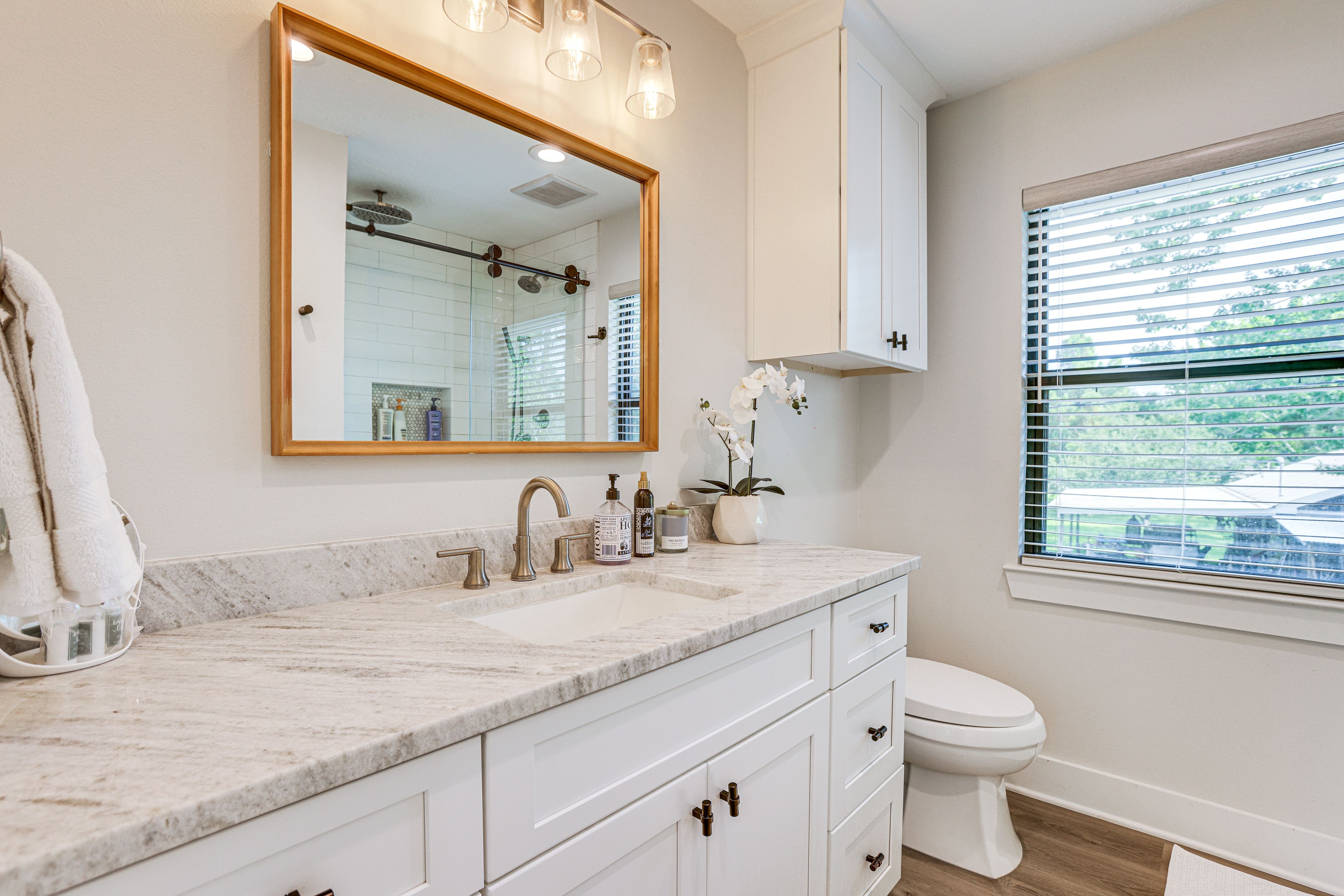 Full Bathroom | 2nd Floor | Complimentary Toiletries
