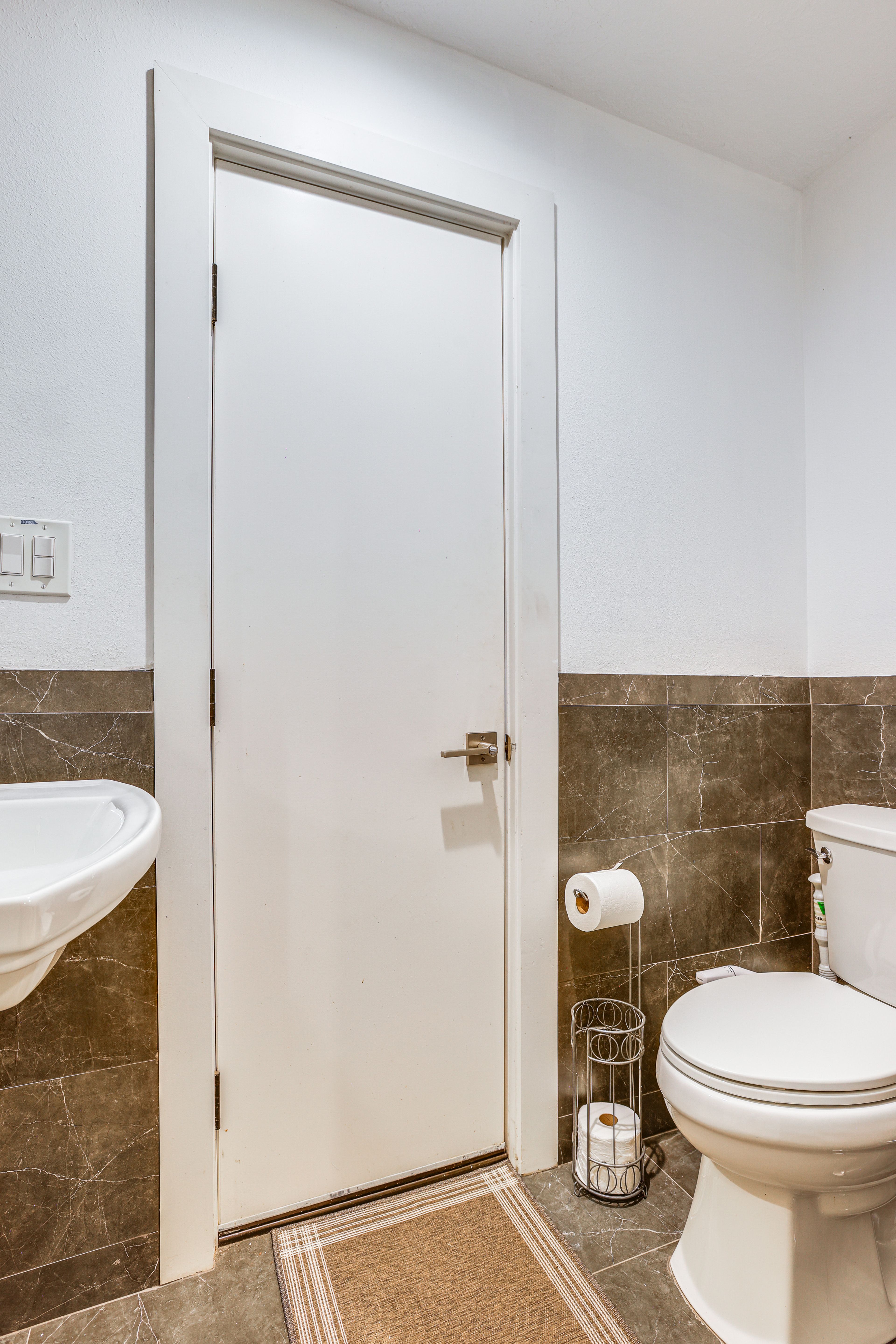 Half Bathroom | 1st Floor | Towels Provided