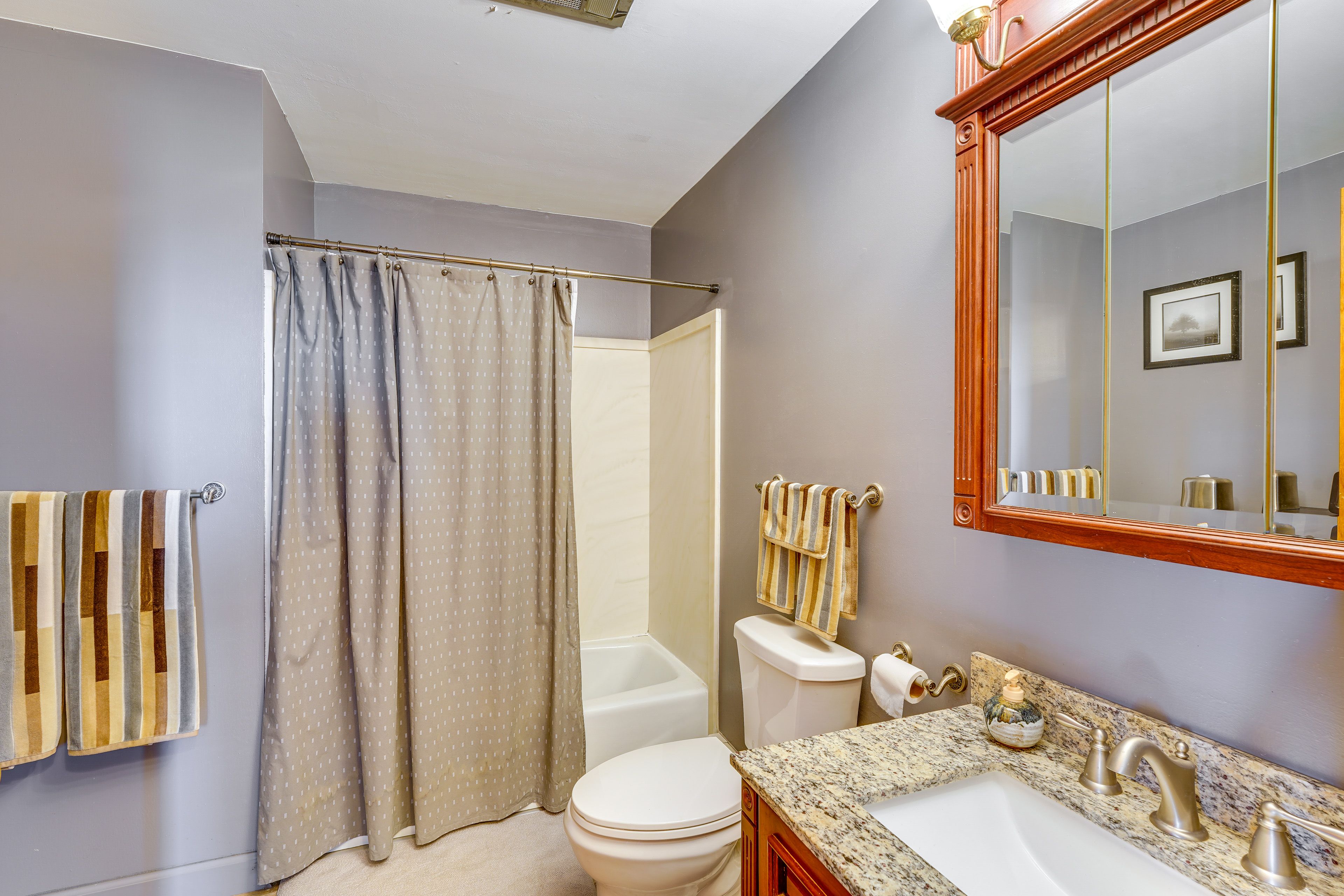 Full Bathroom | Complimentary Toiletries