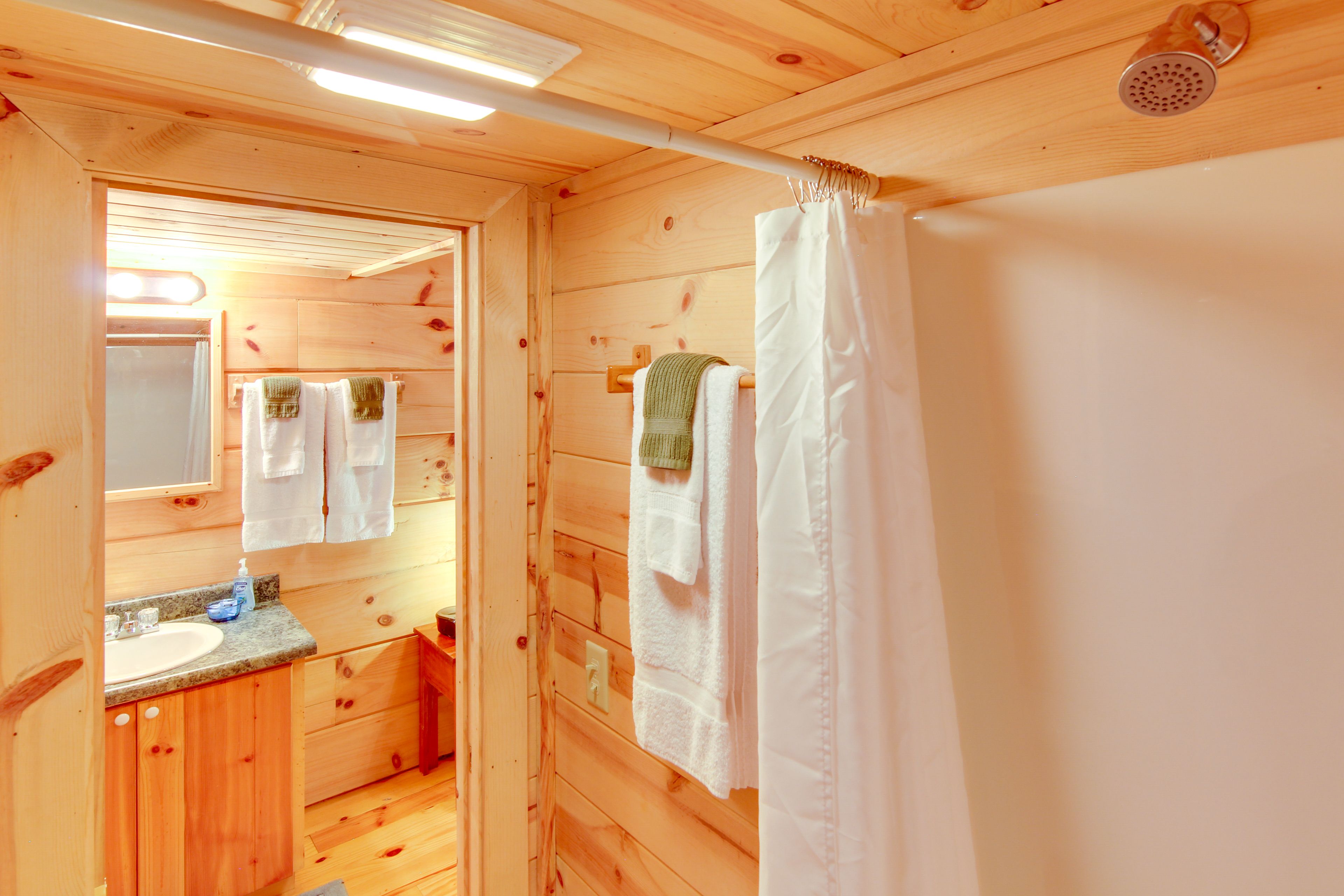 Full Bathroom | Towels Provided | Complimentary Toiletries