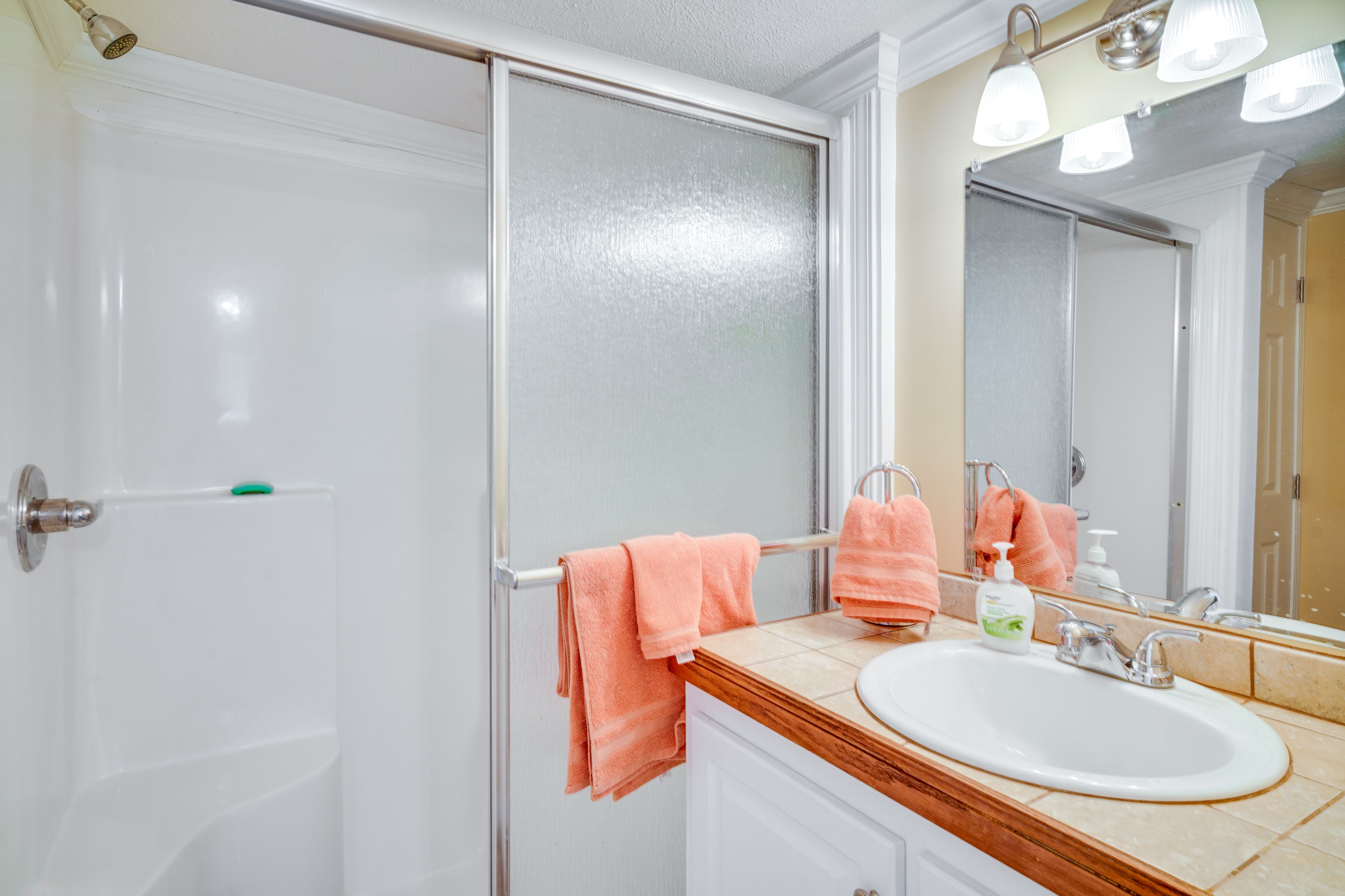 Full Bathroom | Towels Provided | Complimentary Toiletries