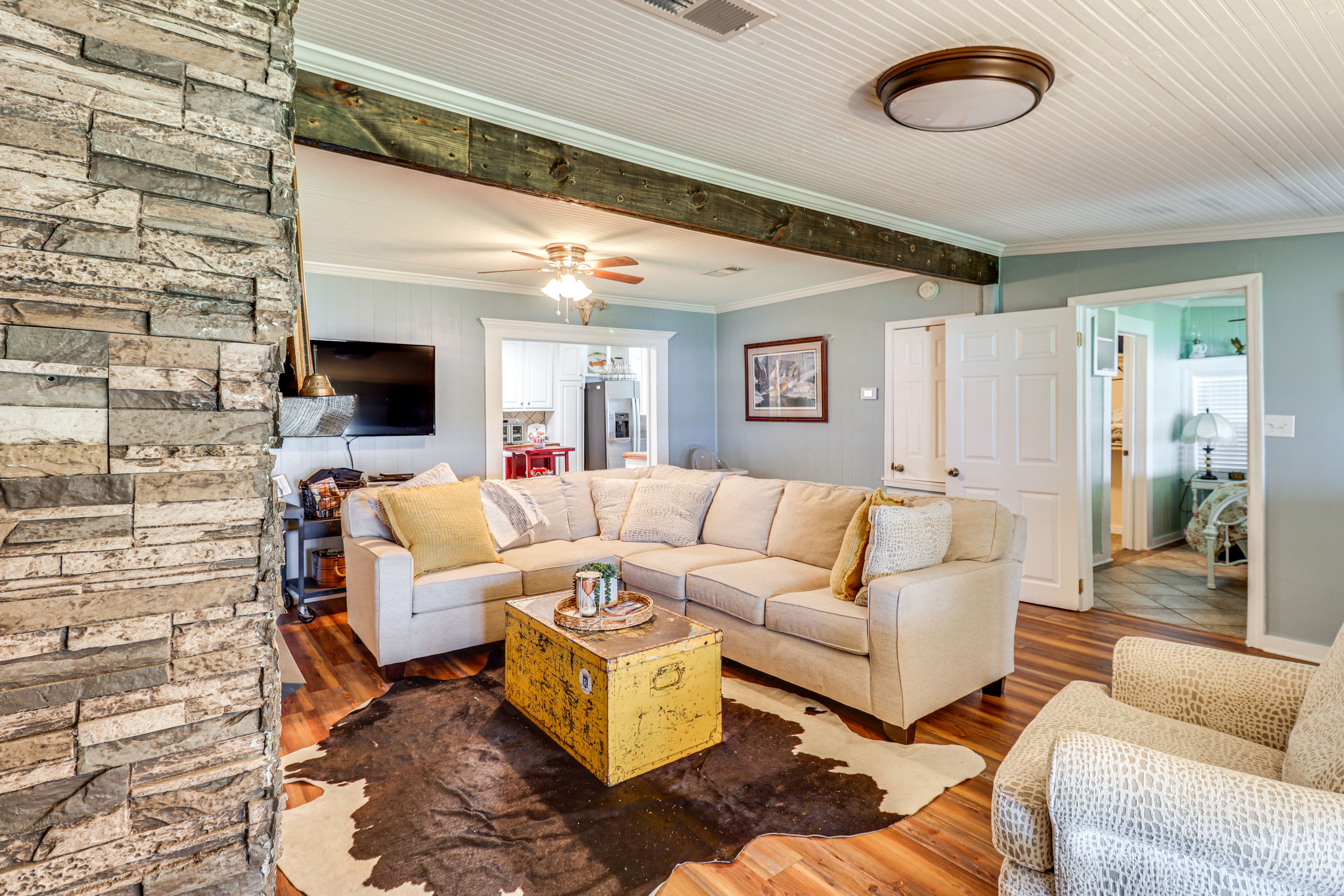 Living Room | Smart TV | DVD Player | Fireplace