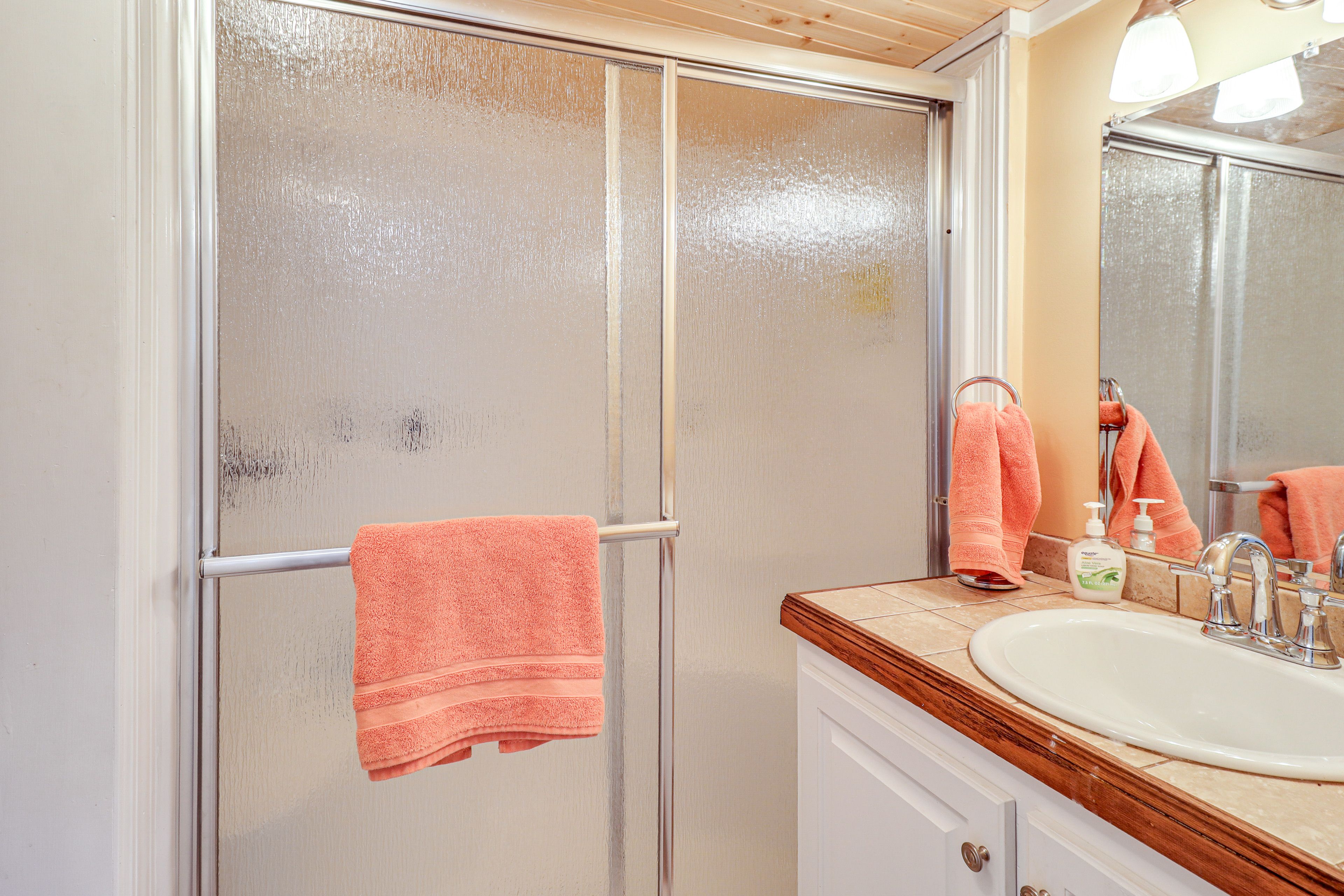 Full Bathroom | Towels Provided | Complimentary Toiletries