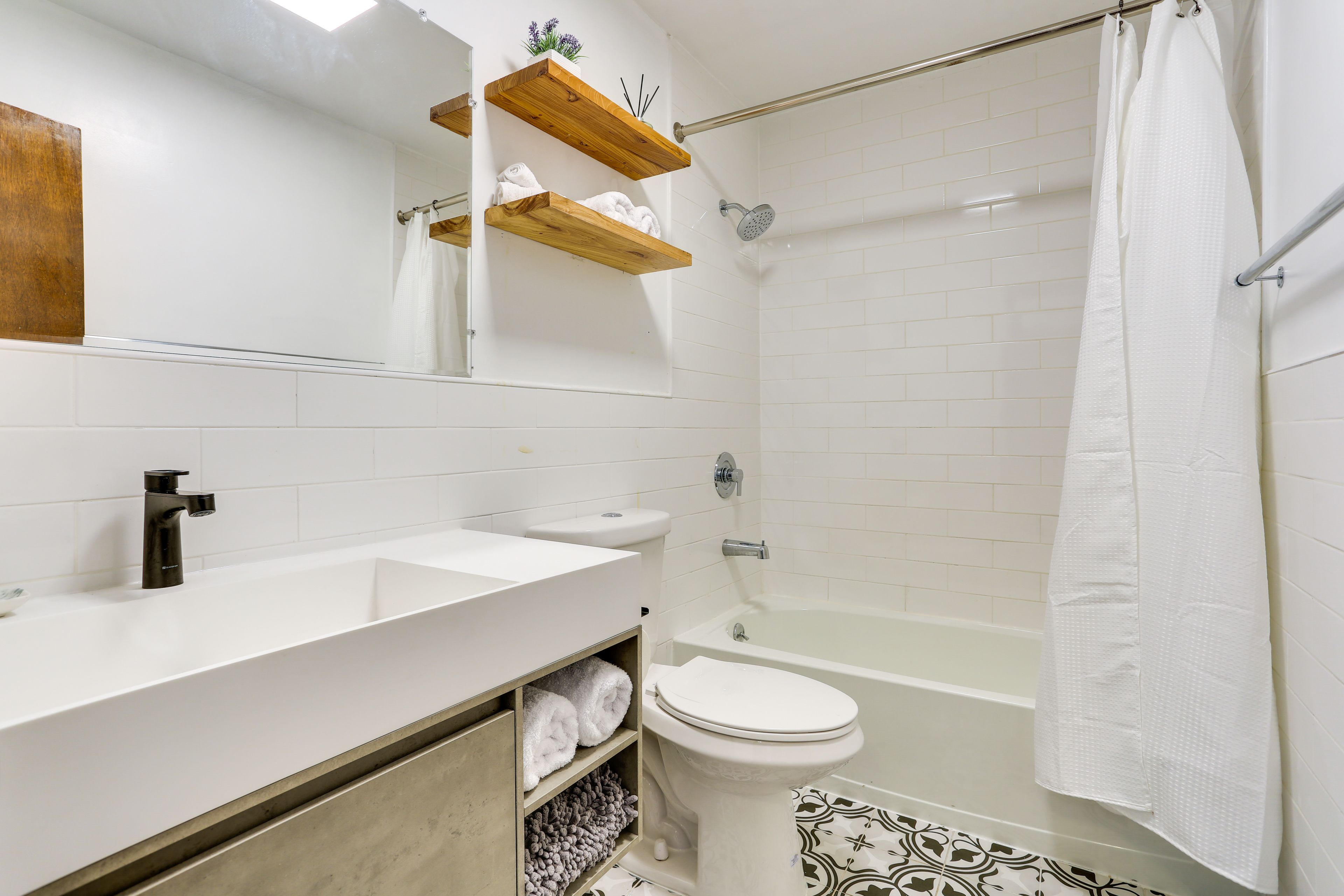 Full Bathroom | Main Floor | Complimentary Toiletries | Hair Dryer | Towels