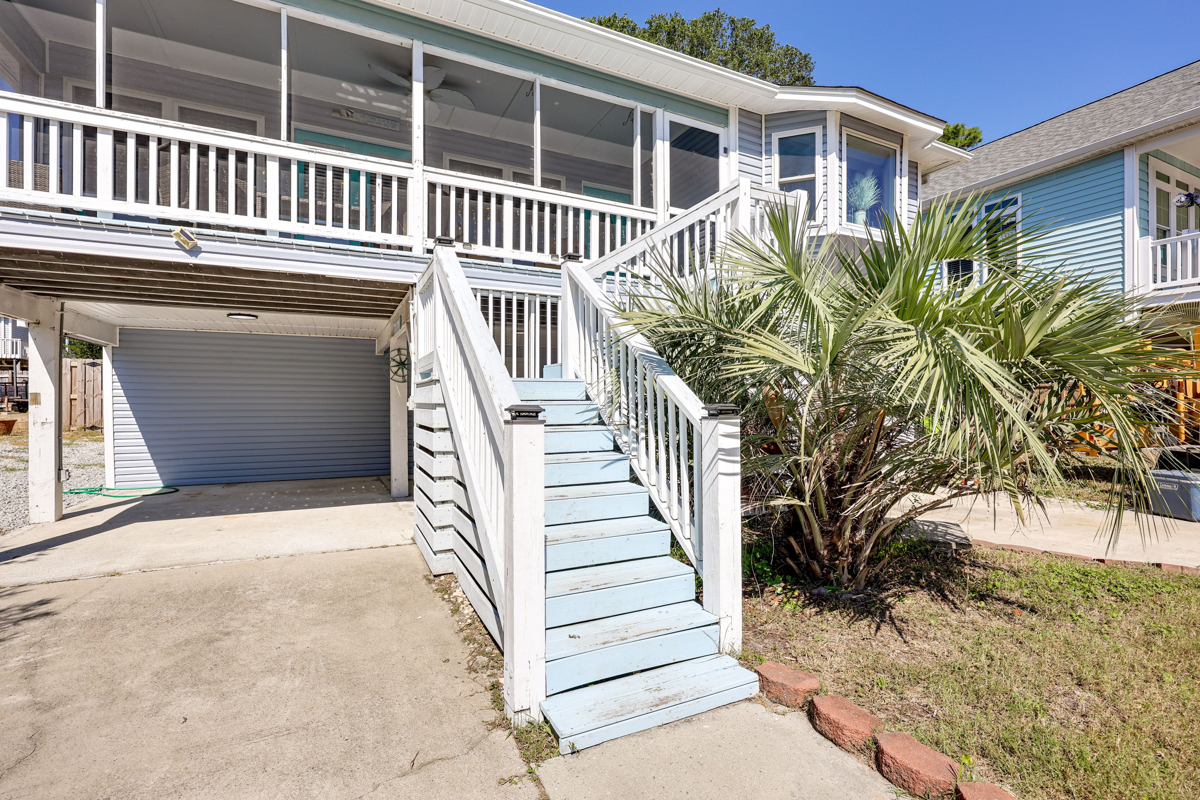 Exterior/Parking | 2 Driveways (4 Vehicles)