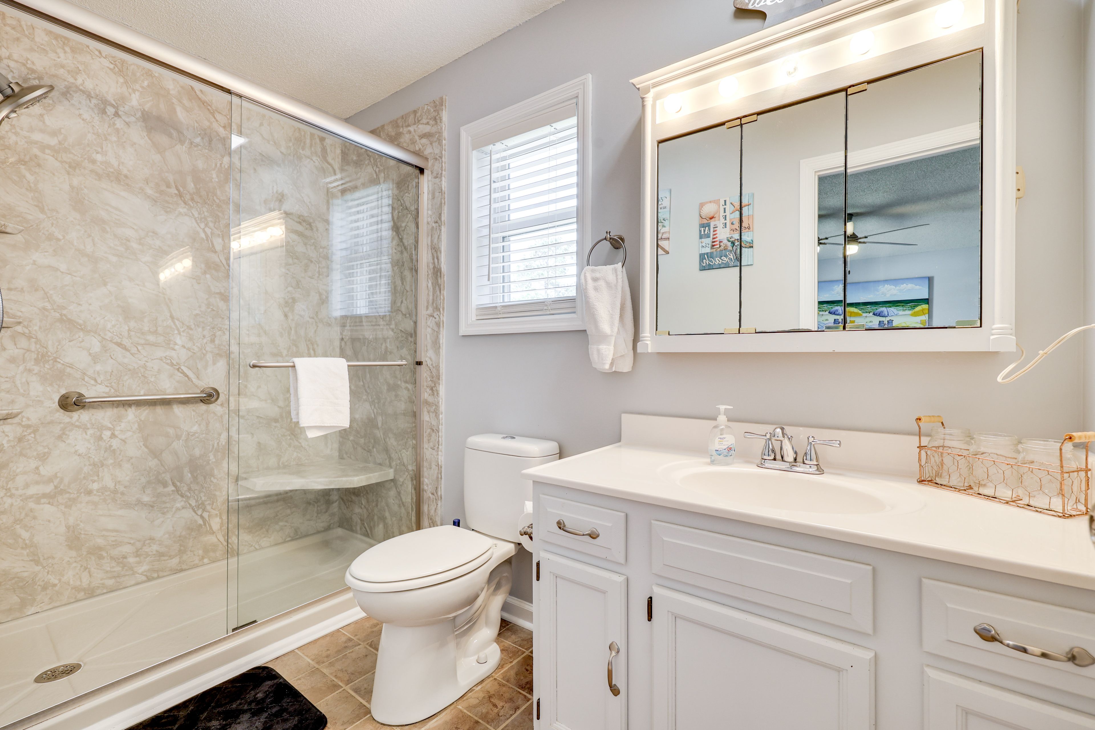 En-Suite Bathroom | Main Floor | Towels Provided